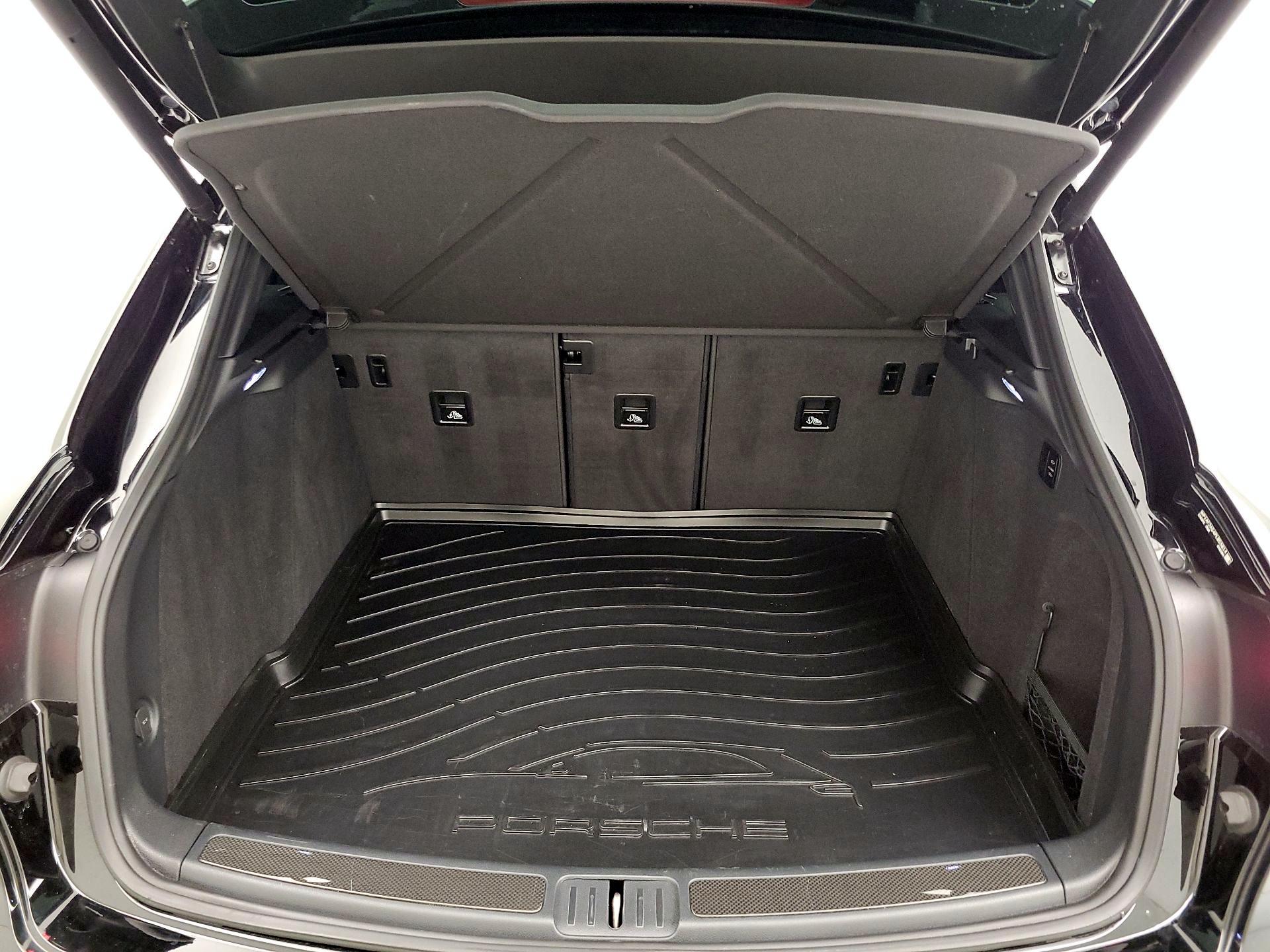 Thumbnail: 2023 Porsche Macan - 20