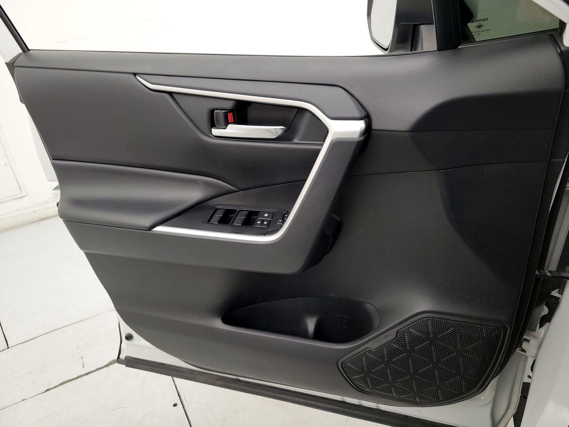 Thumbnail: 2020 Toyota RAV4 - 12