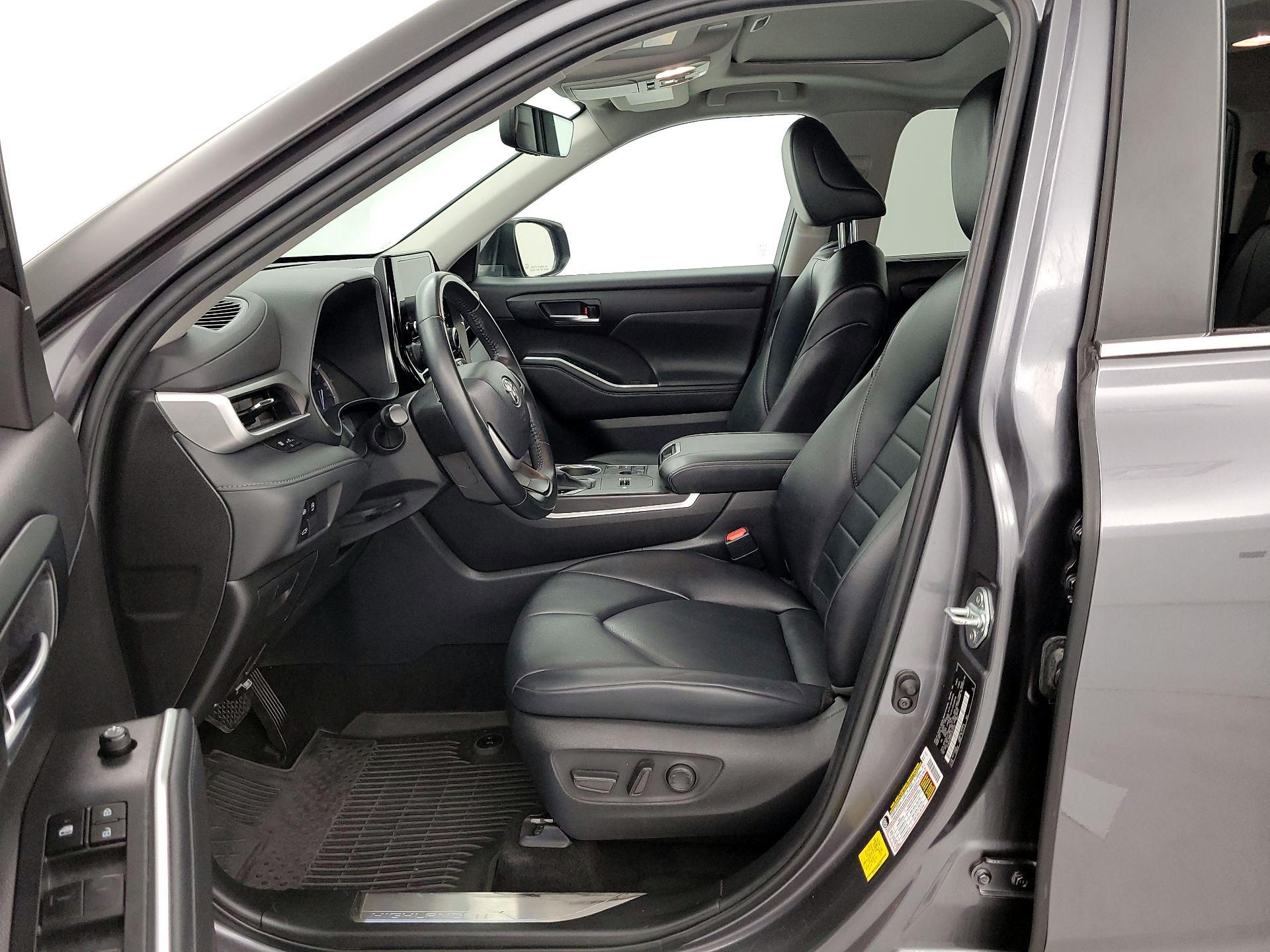 Thumbnail: 2023 Toyota Highlander - 11