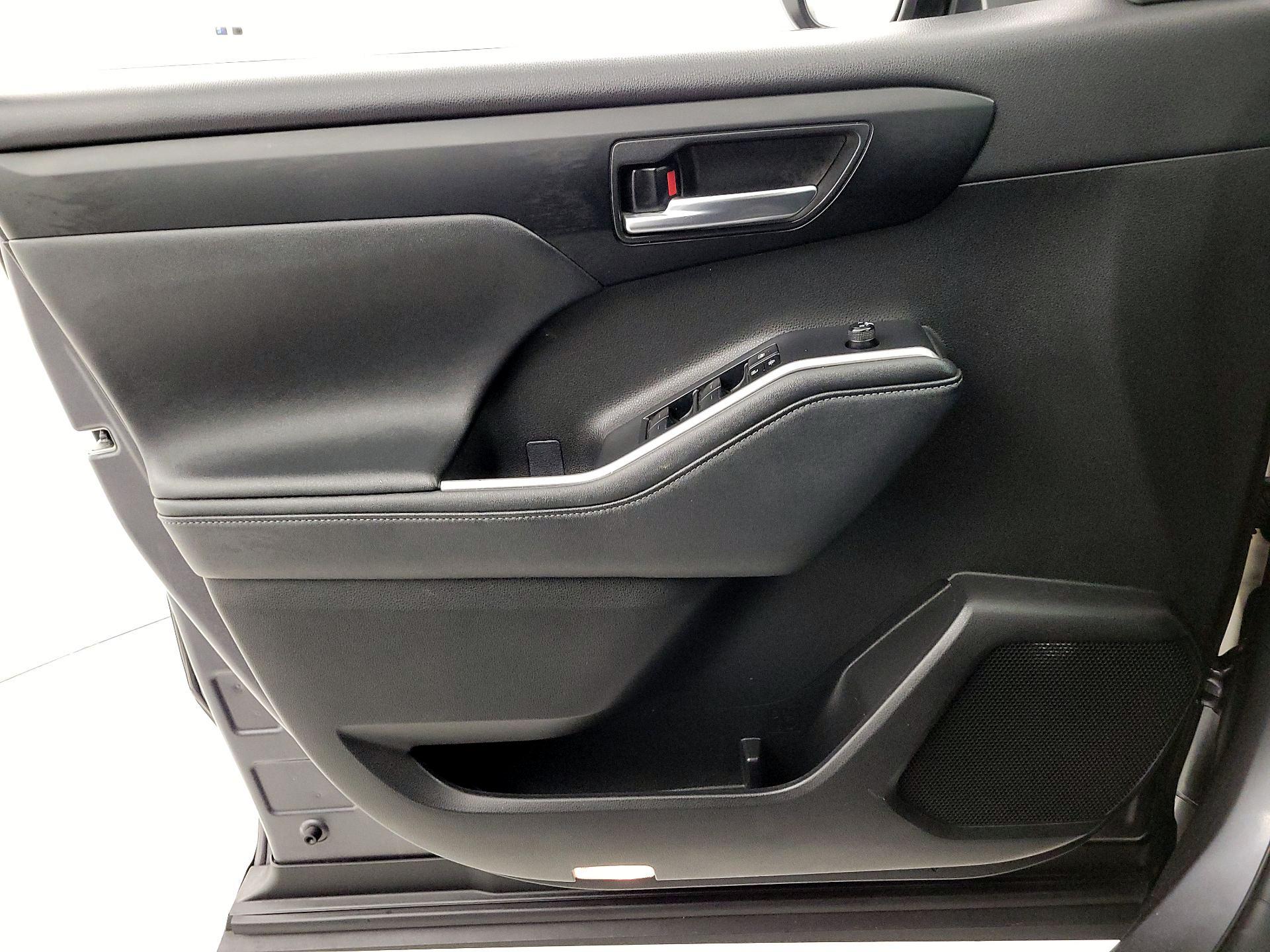 Thumbnail: 2023 Toyota Highlander - 12