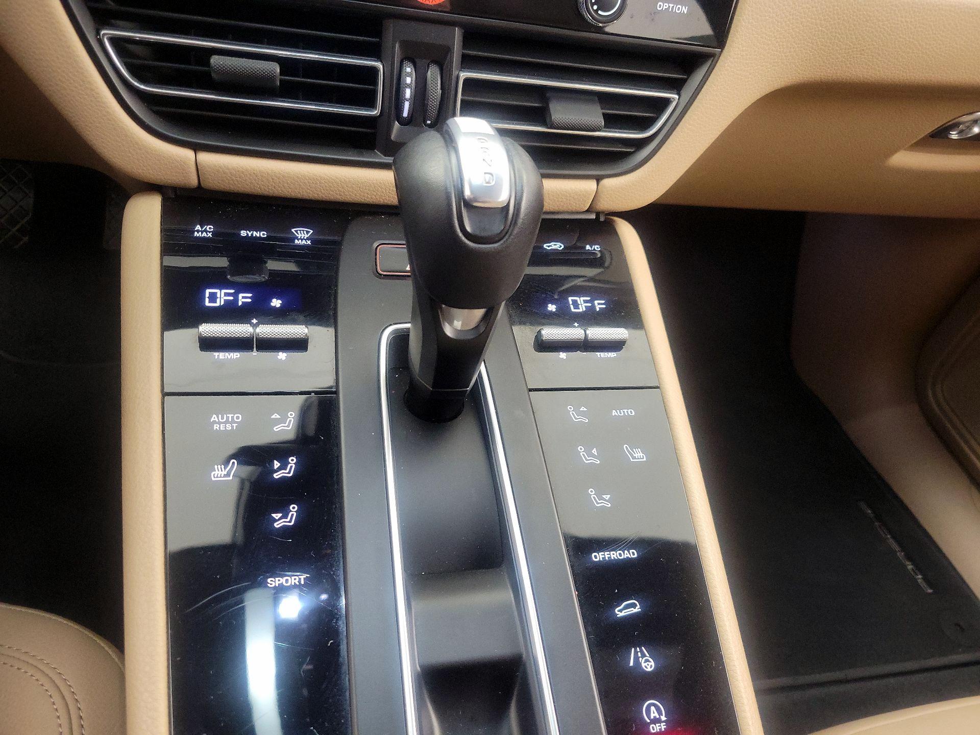 Thumbnail: 2022 Porsche Macan - 18