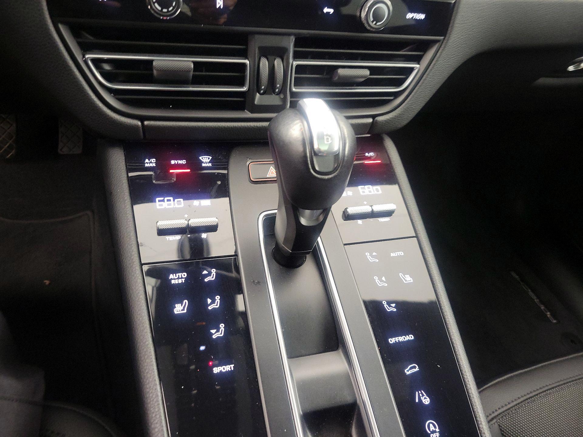 Thumbnail: 2023 Porsche Macan - 18