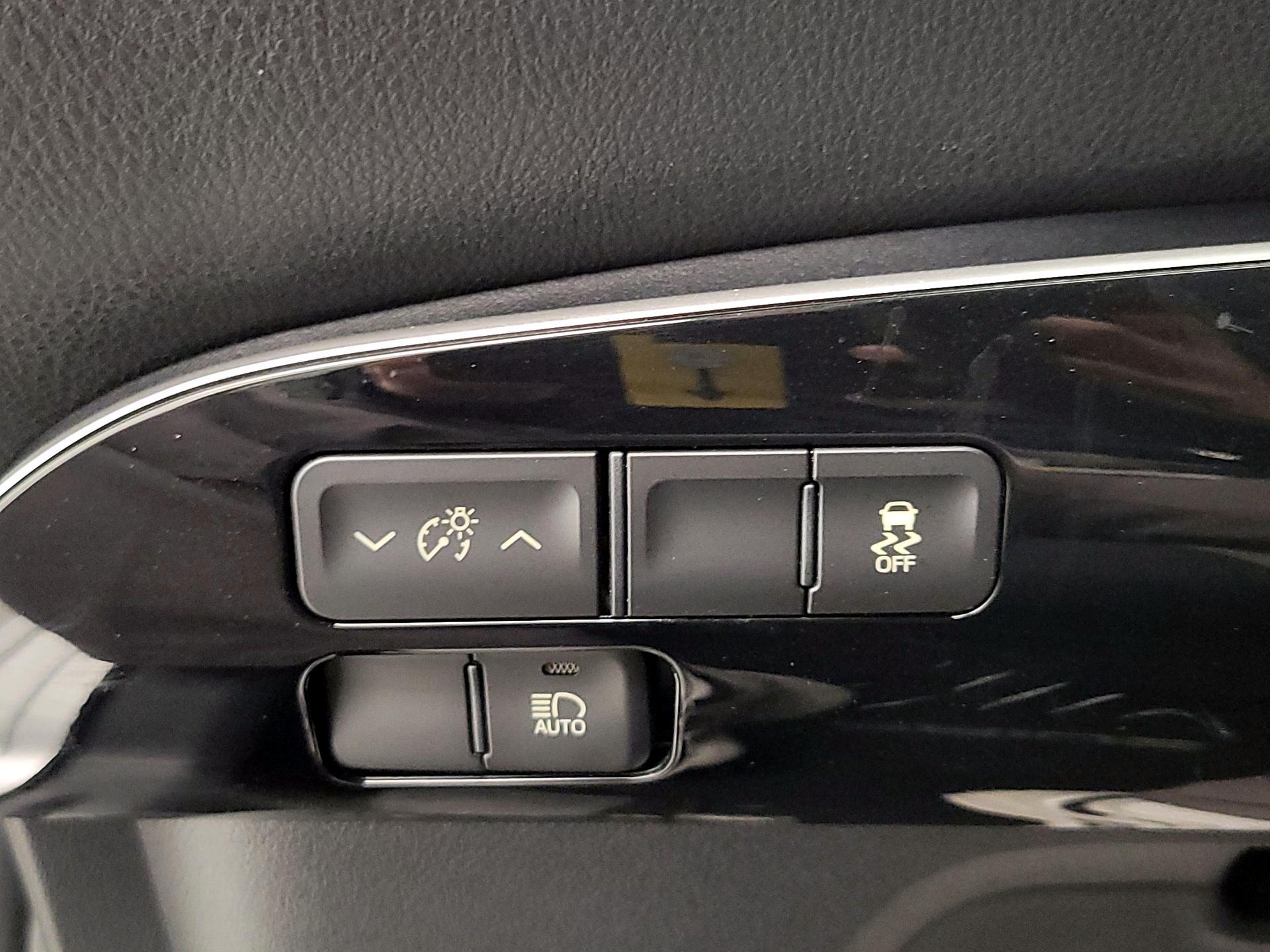 Thumbnail: 2017 Toyota Prius - 13