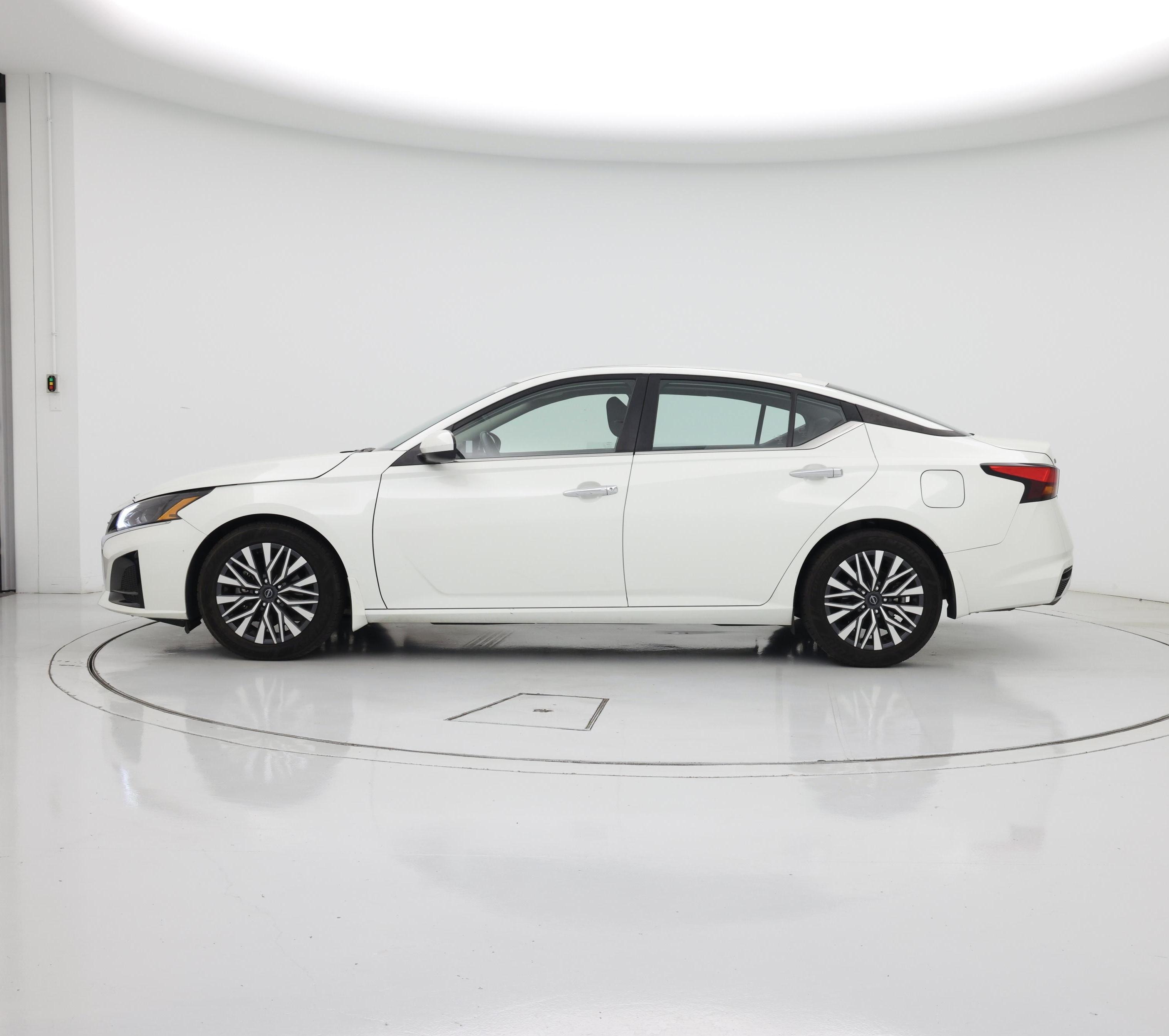 Thumbnail: 2023 Nissan Altima - 3