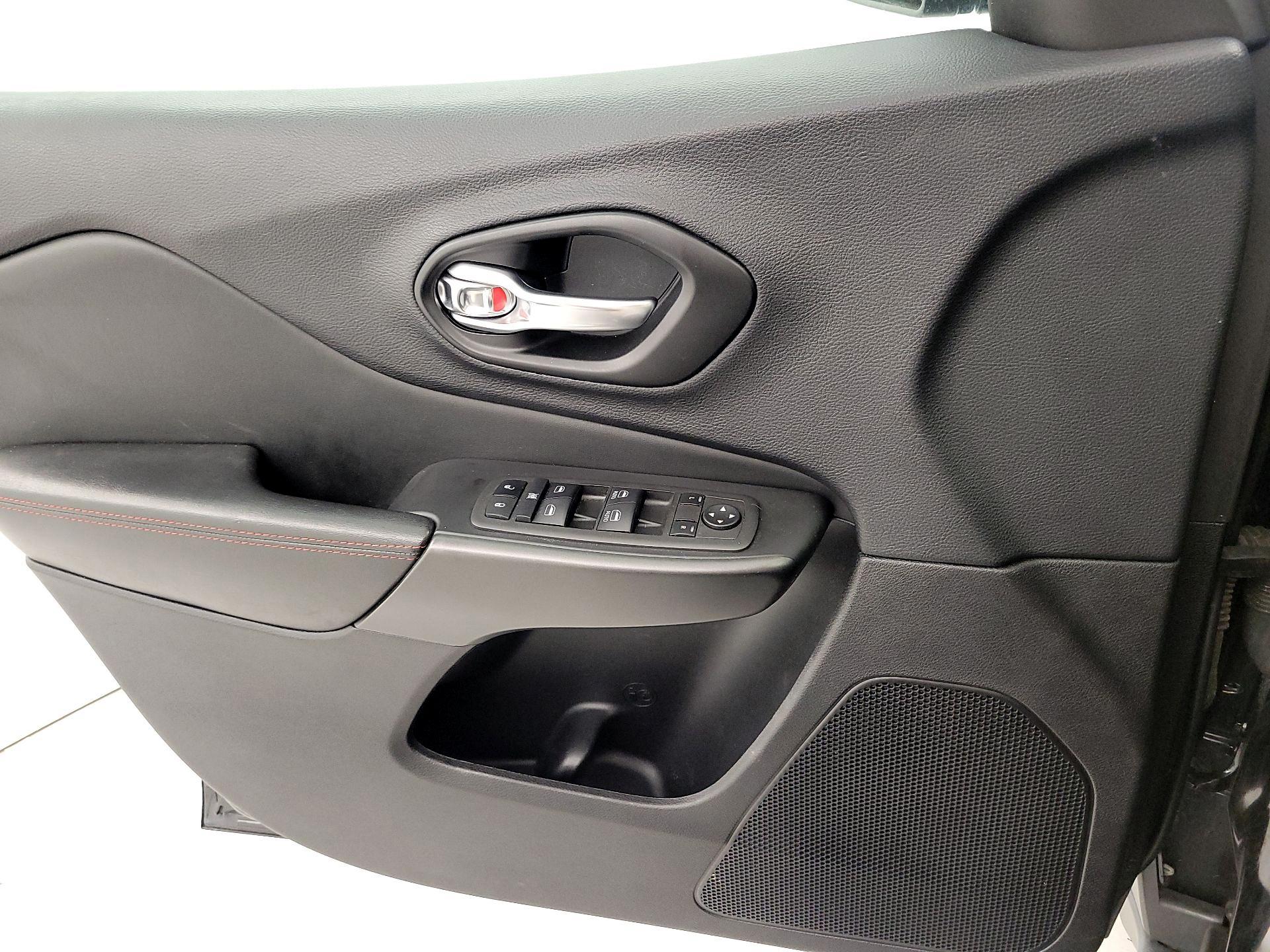 Thumbnail: 2022 Jeep Cherokee - 12