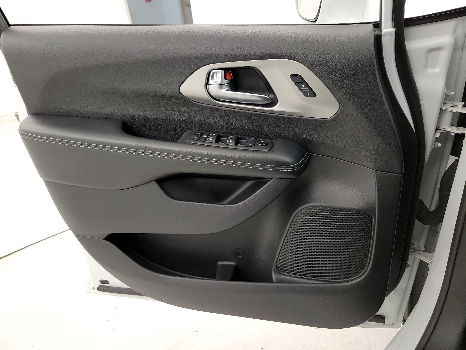 Thumbnail: 2021 Chrysler Pacifica - 12