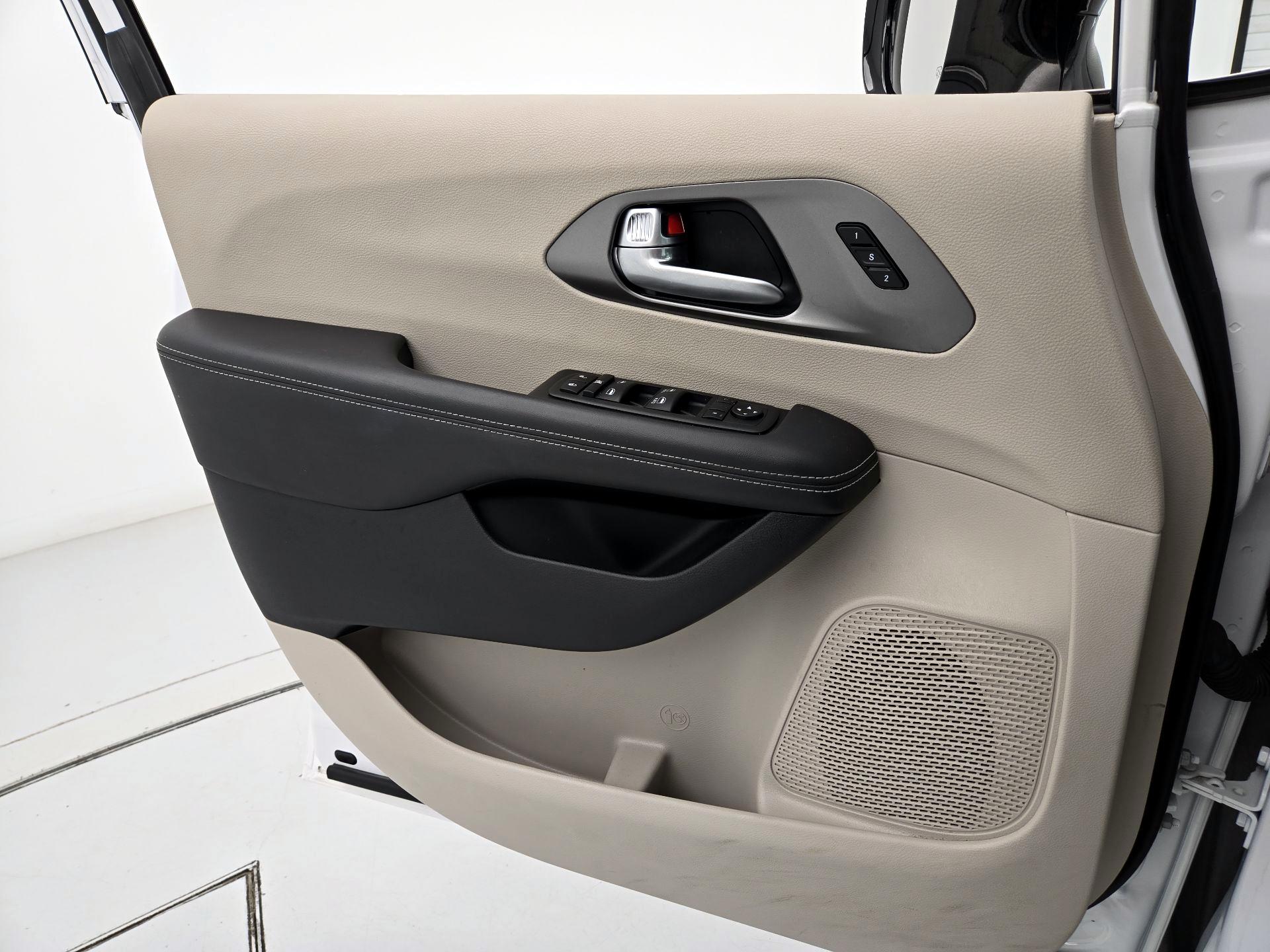 Thumbnail: 2024 Chrysler Pacifica - 12