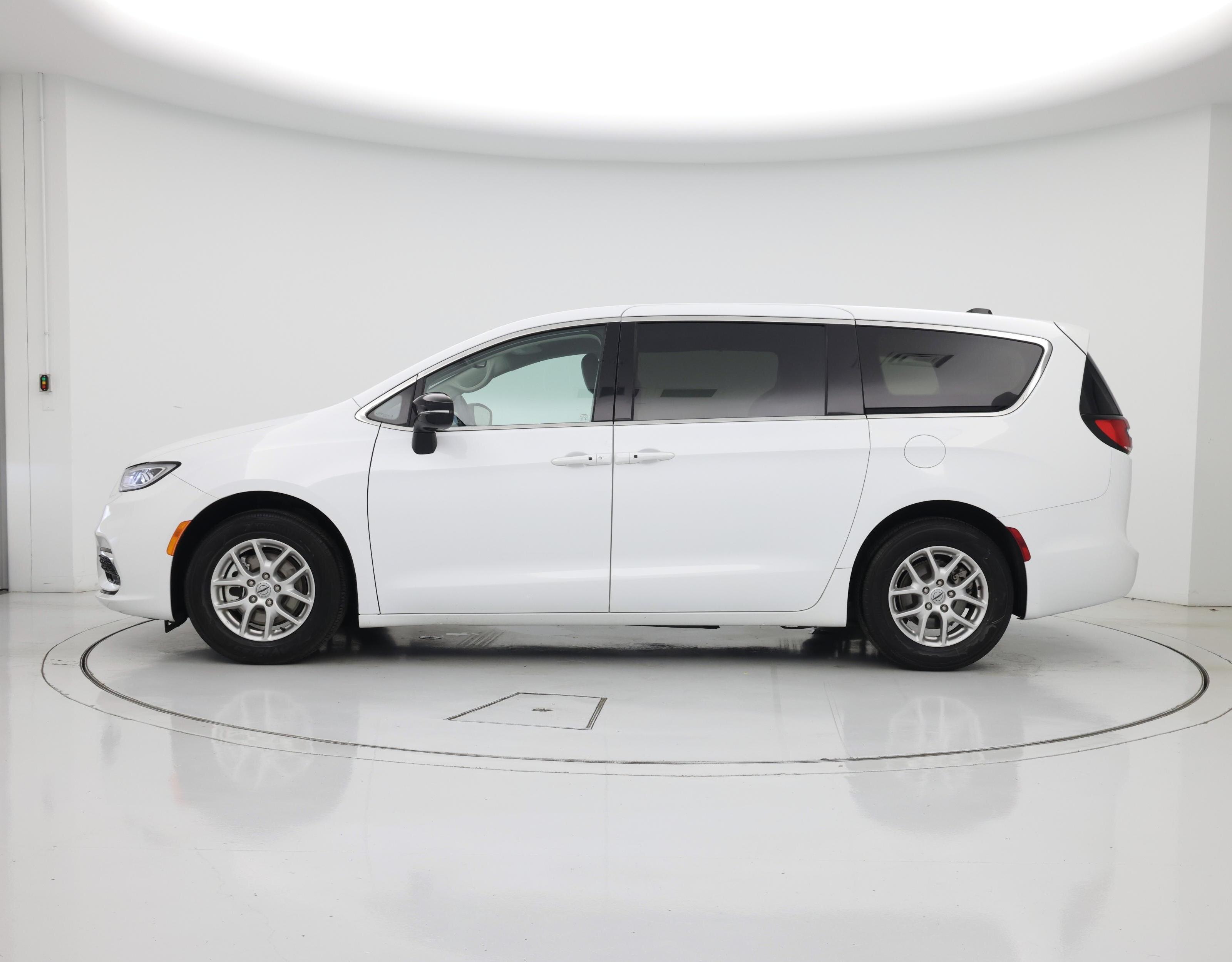 Thumbnail: 2024 Chrysler Pacifica - 3