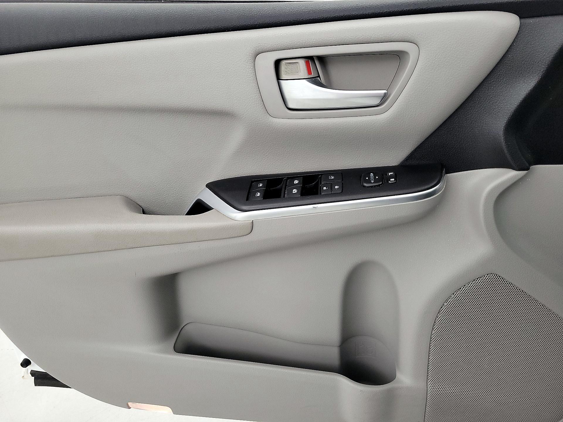 Thumbnail: 2015 Toyota Camry - 12