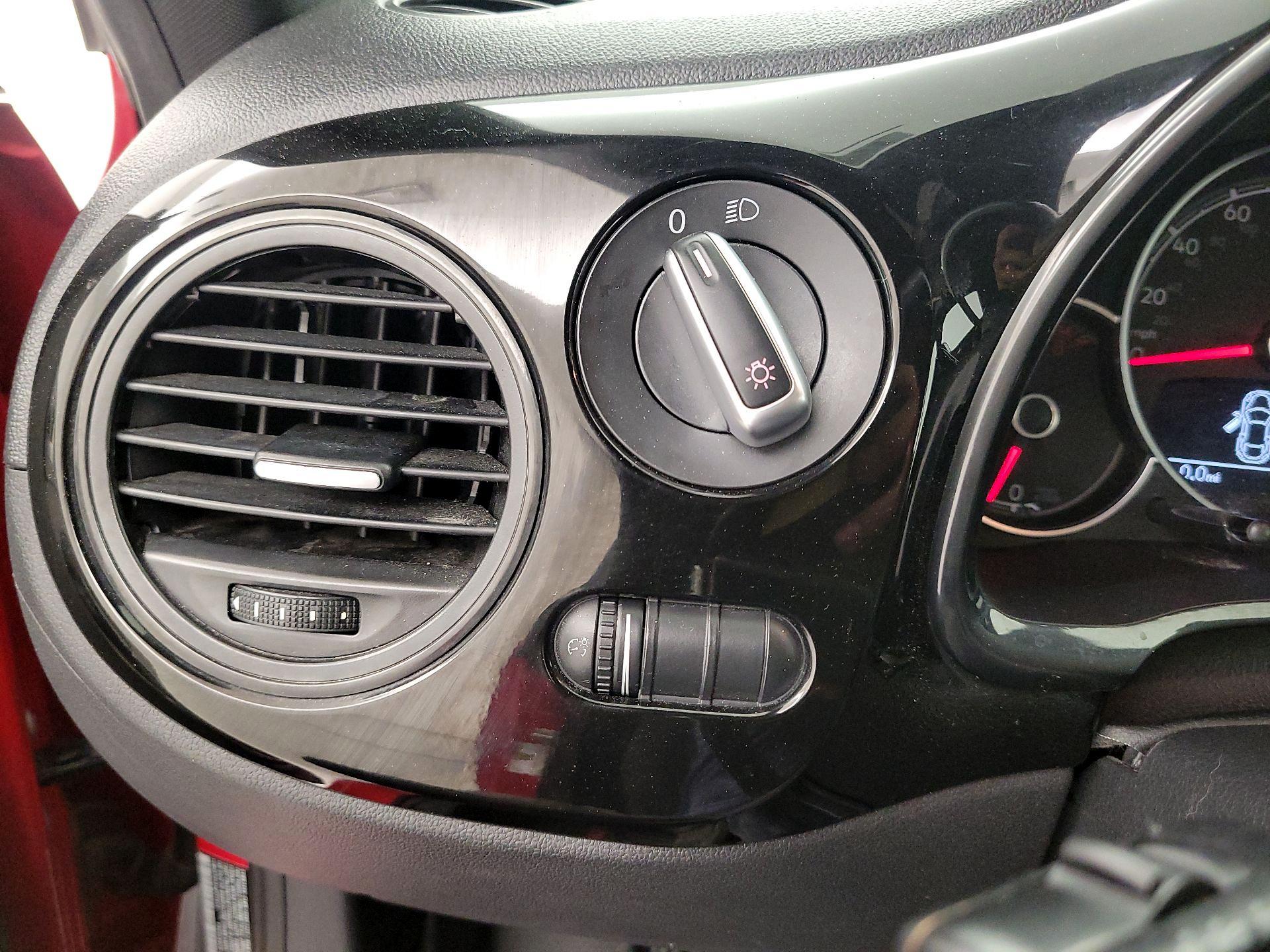 Thumbnail: 2018 Volkswagen Beetle - 13