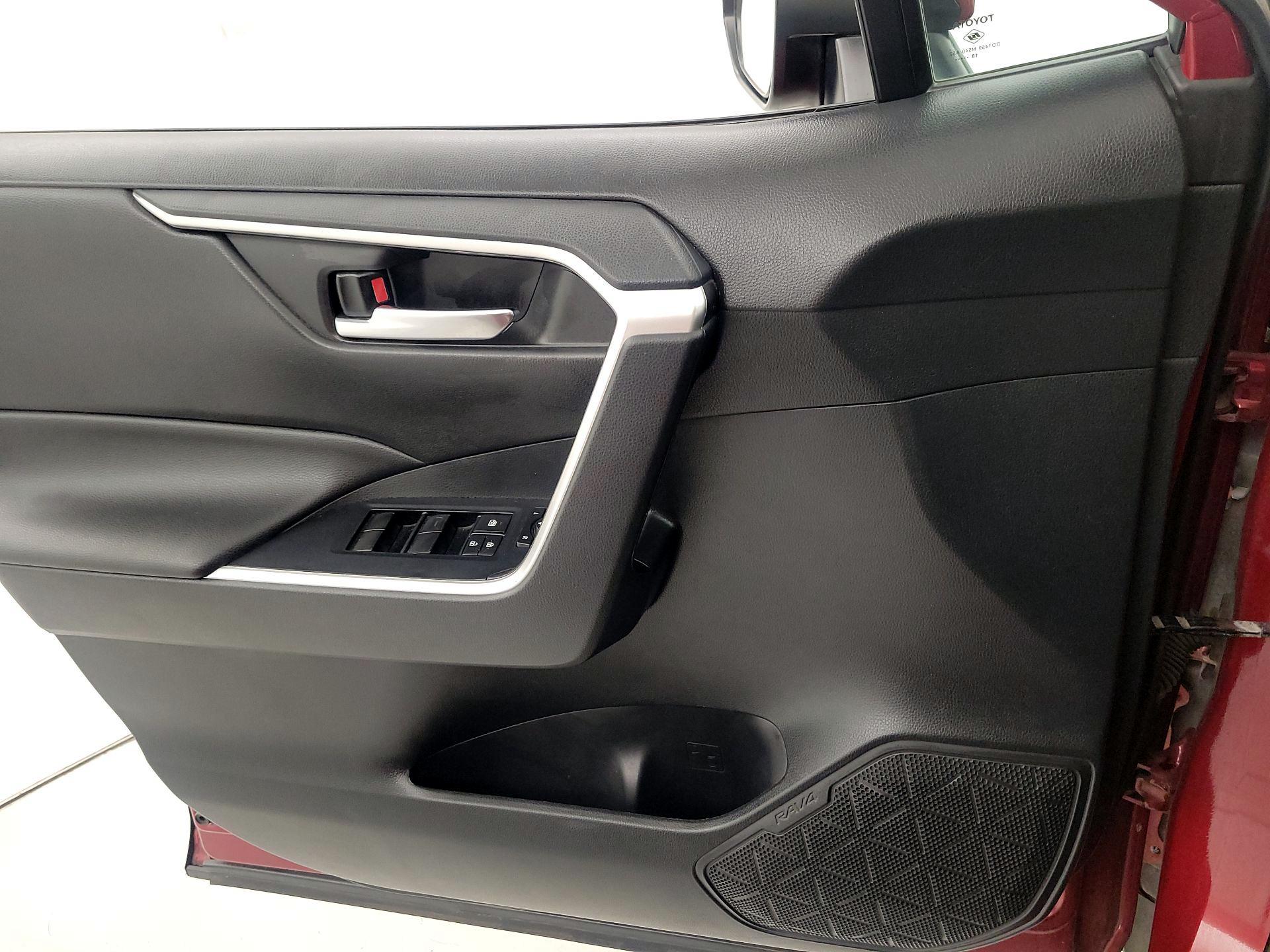 Thumbnail: 2019 Toyota RAV4 - 12