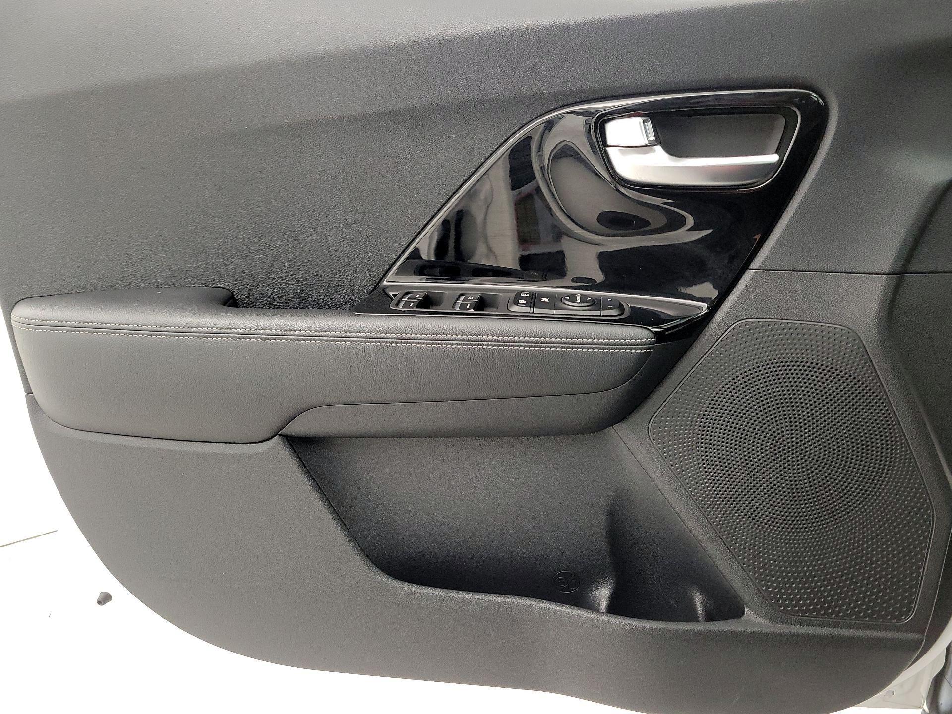 Thumbnail: 2020 Kia Niro - 12