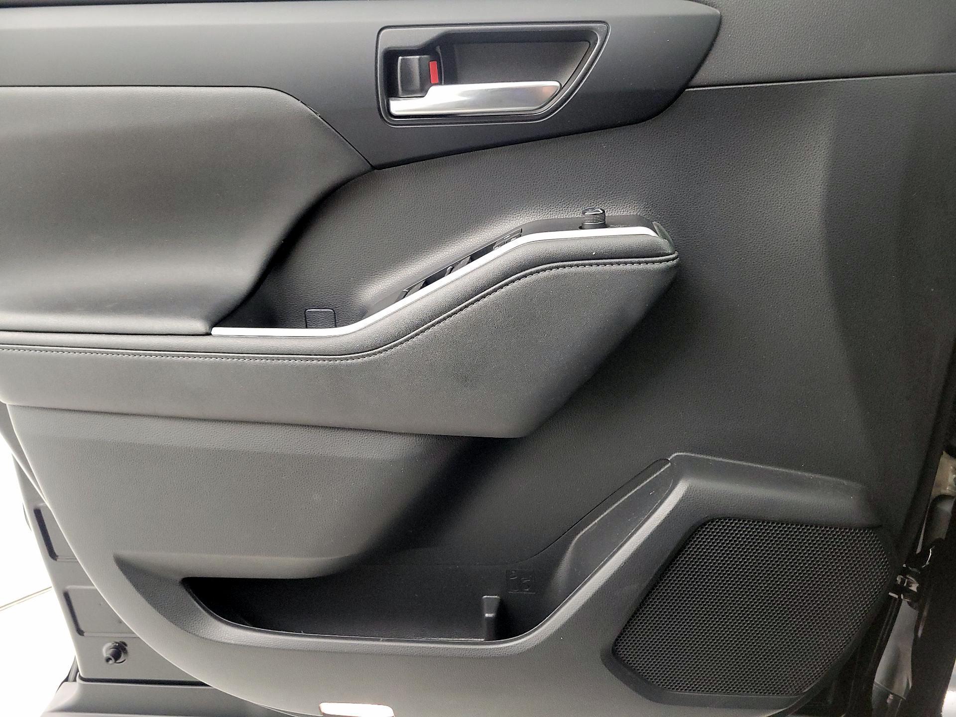 Thumbnail: 2023 Toyota Highlander - 12