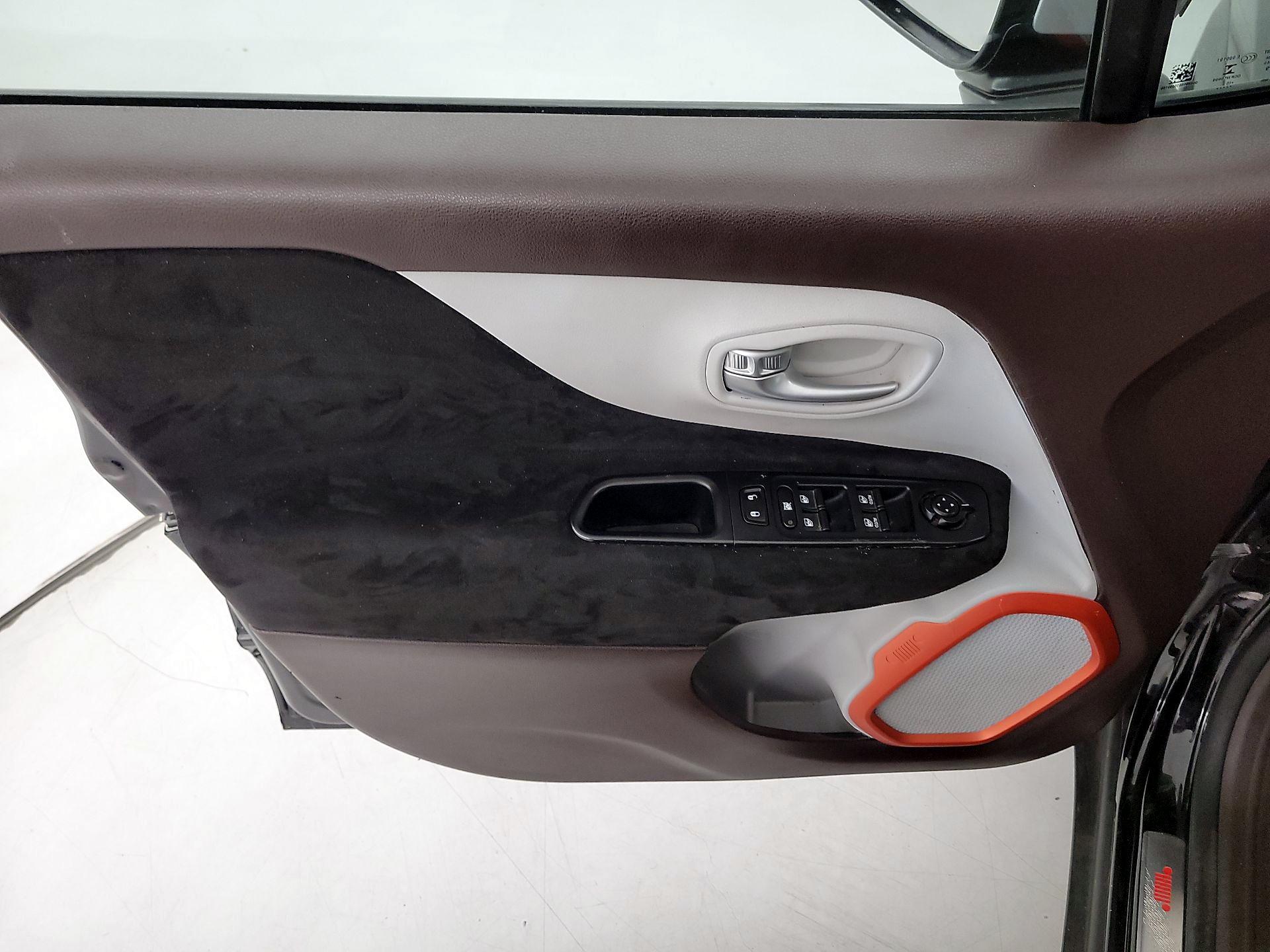 Thumbnail: 2015 Jeep Renegade - 12