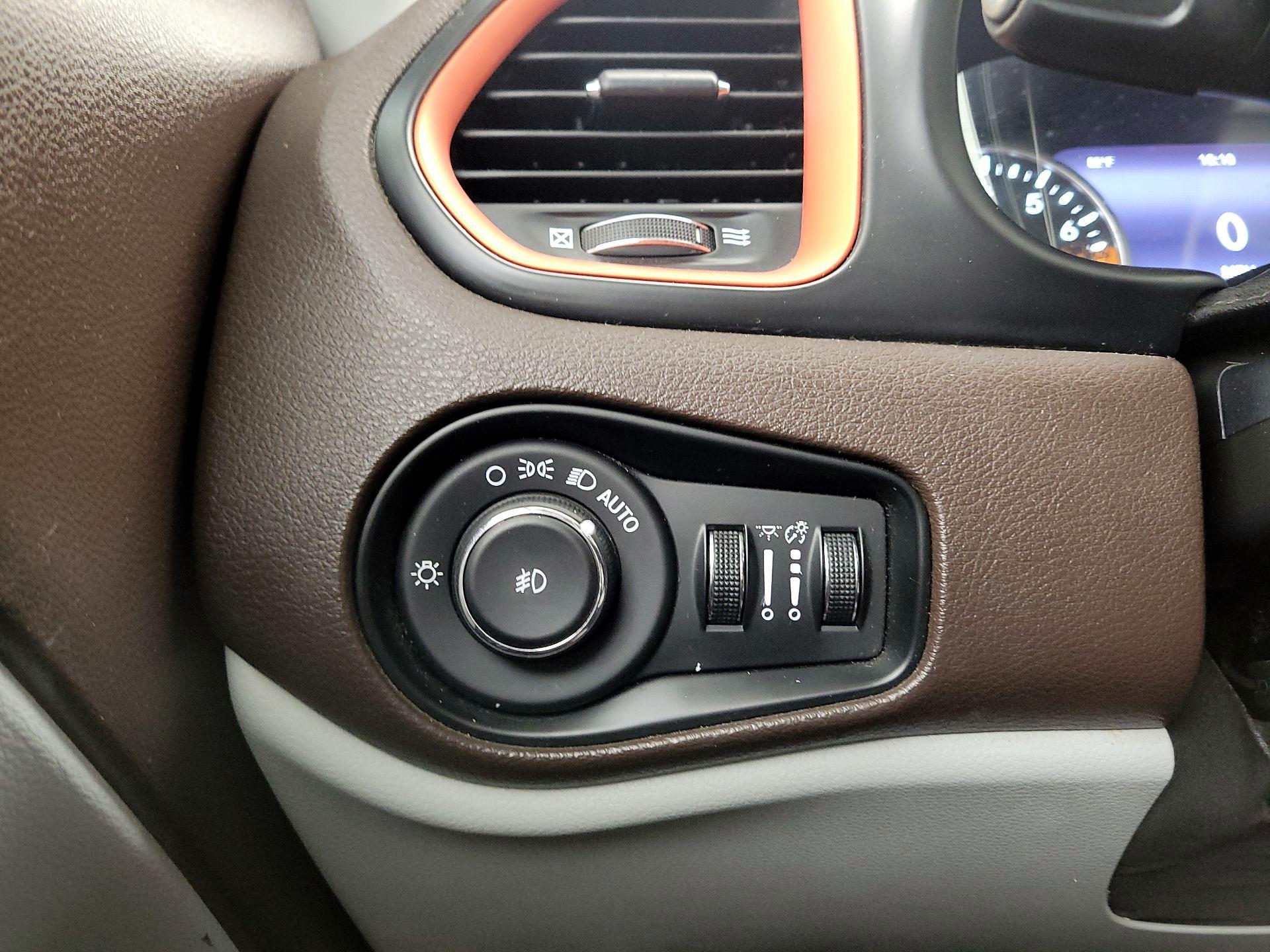 Thumbnail: 2015 Jeep Renegade - 13