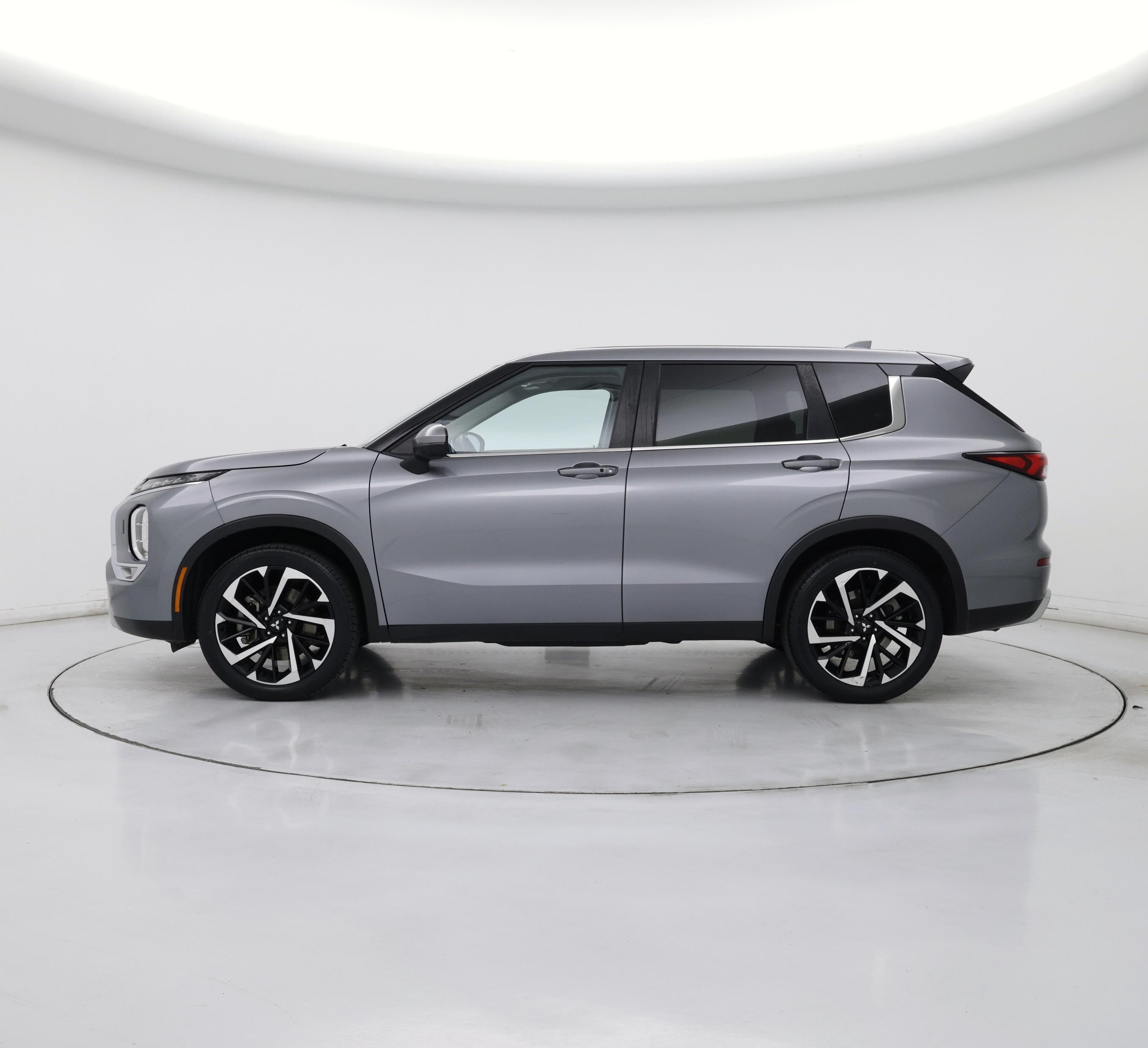 Thumbnail: 2024 Mitsubishi Outlander - 3