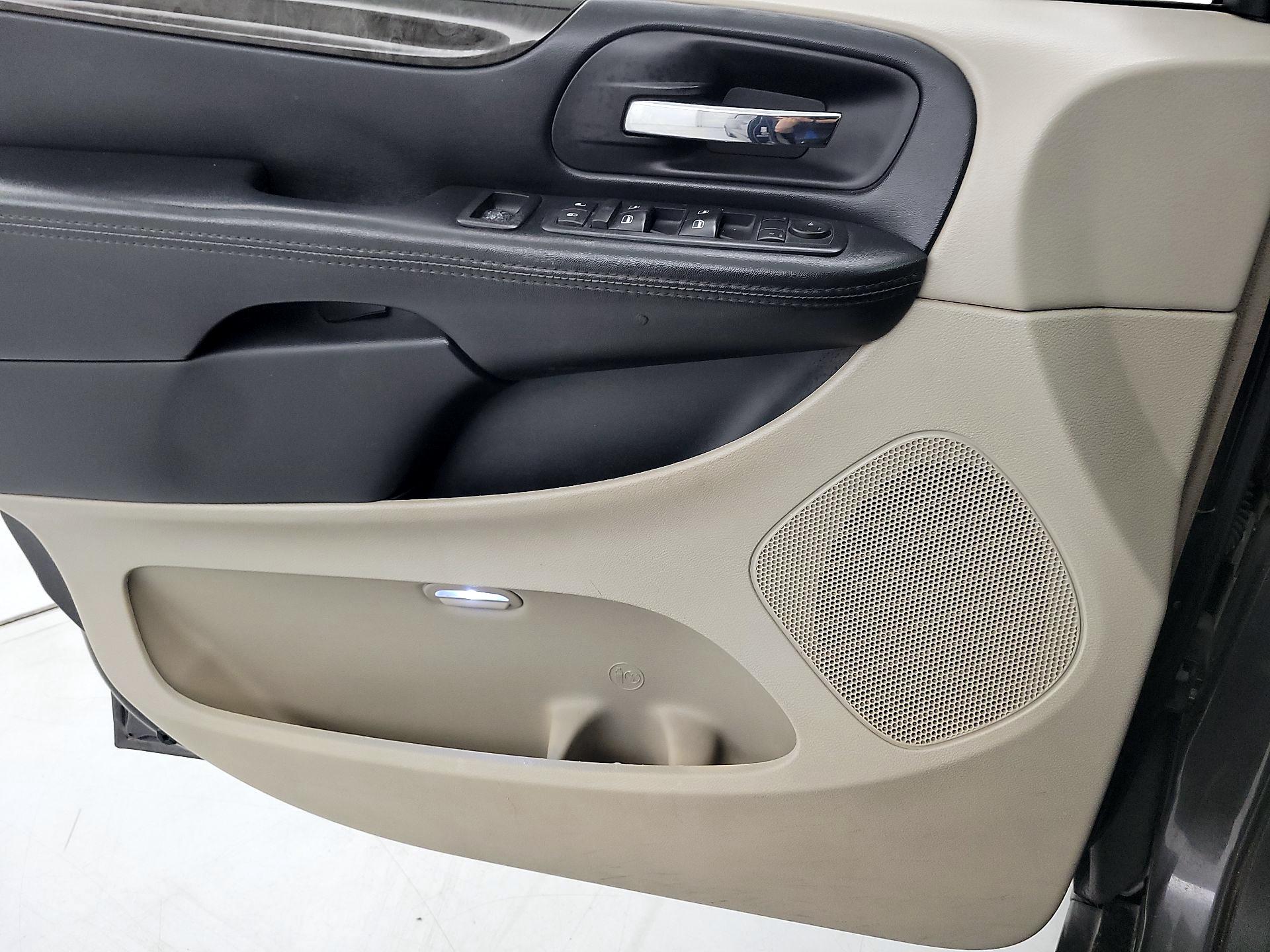 Thumbnail: 2017 Dodge Grand Caravan - 12