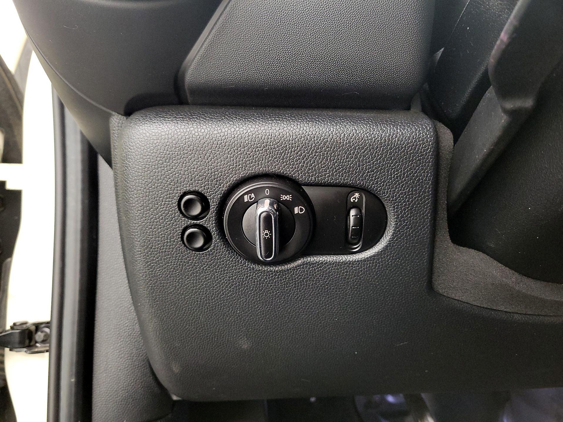 Thumbnail: 2016 MINI Cooper Hardtop - 13