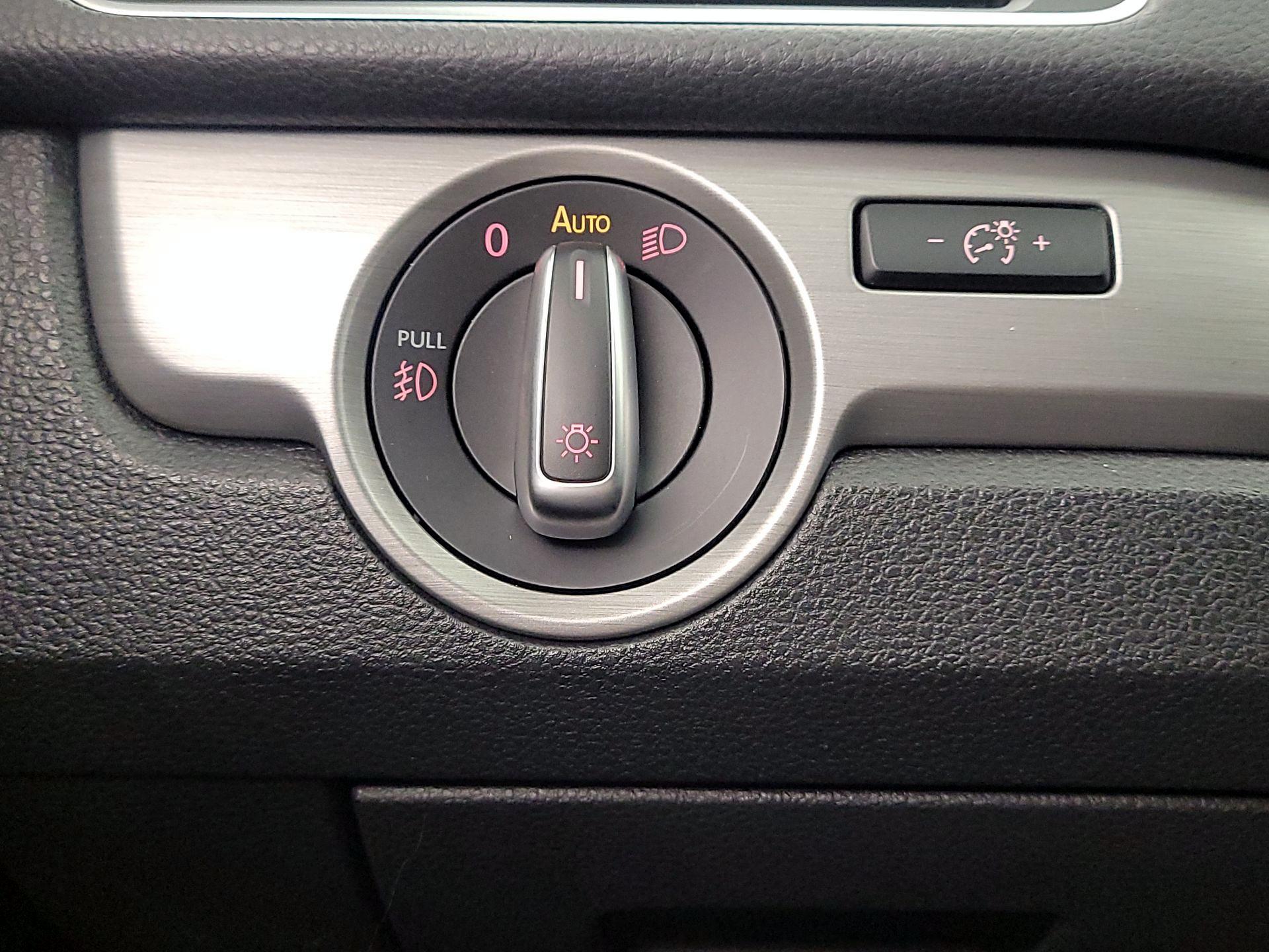 Thumbnail: 2015 Volkswagen Passat - 13