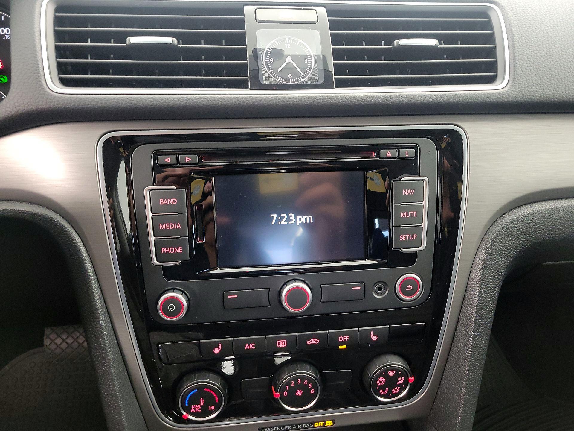 Thumbnail: 2015 Volkswagen Passat - 15