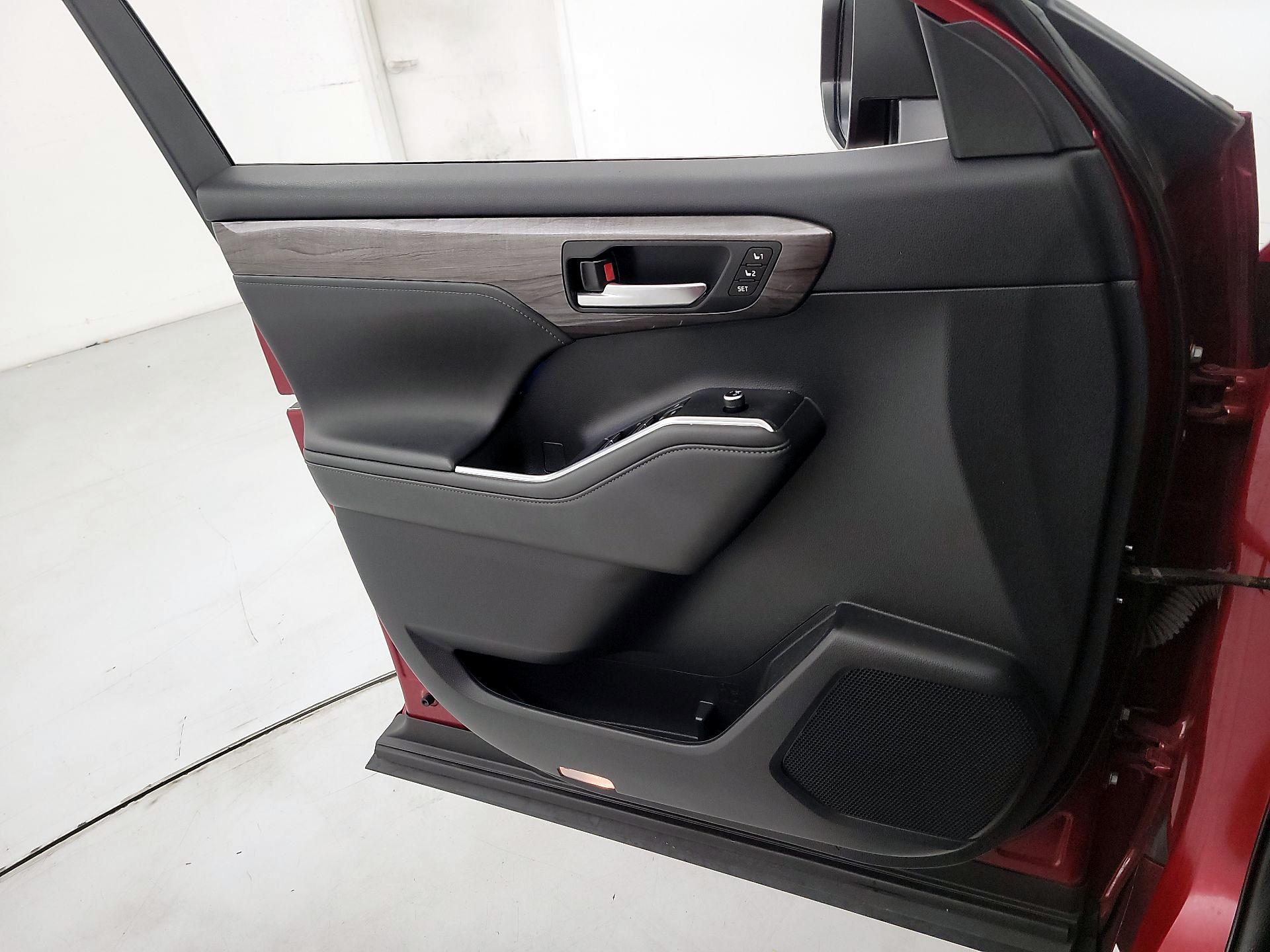 Thumbnail: 2022 Toyota Highlander - 12