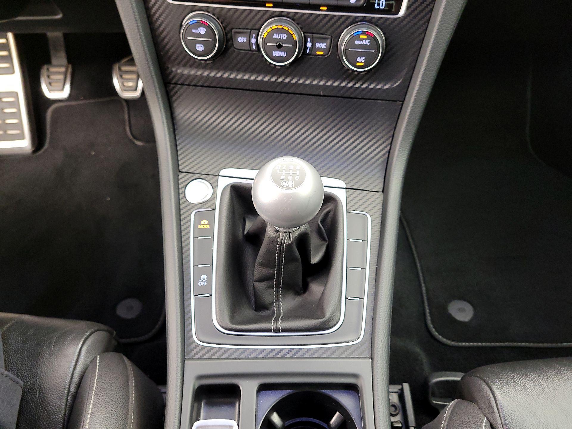 Thumbnail: 2016 Volkswagen Golf - 17