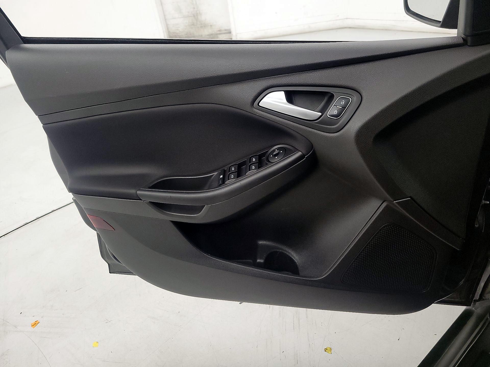 Thumbnail: 2016 Ford Focus - 12