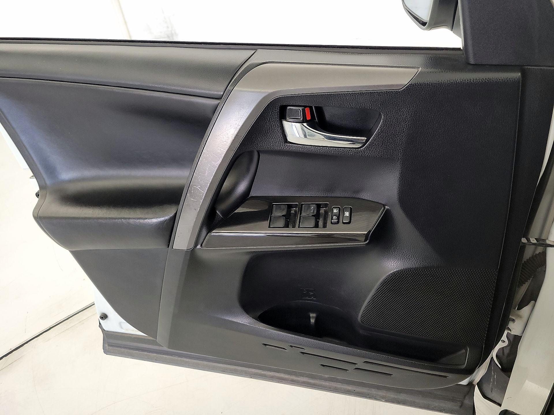 Thumbnail: 2018 Toyota RAV4 - 12