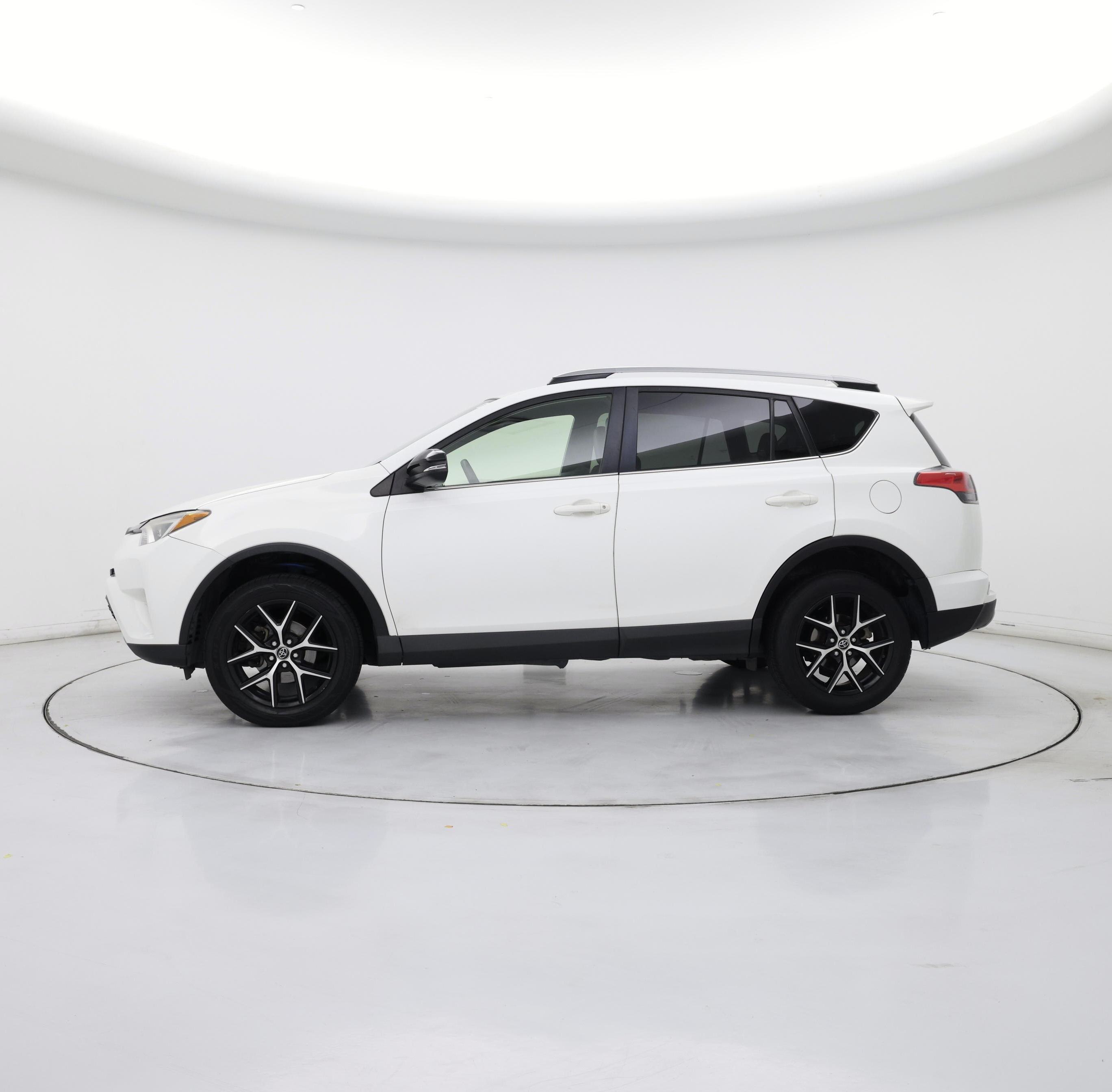 Thumbnail: 2018 Toyota RAV4 - 3