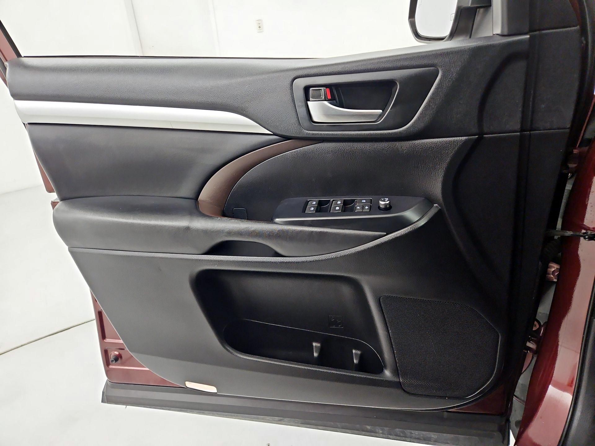 Thumbnail: 2019 Toyota Highlander - 12