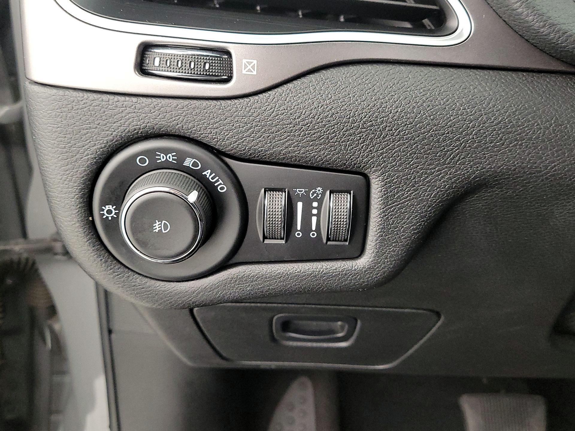 Thumbnail: 2021 Jeep Cherokee - 13