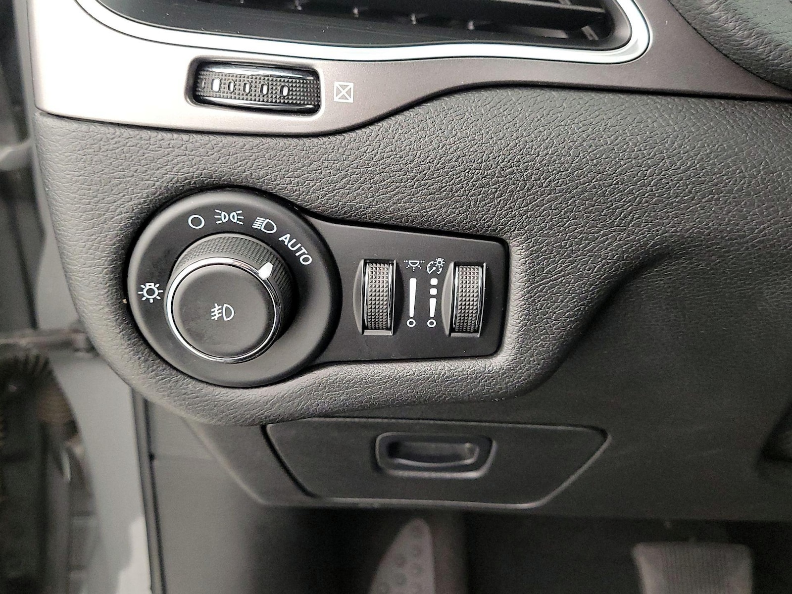 2021 Jeep Cherokee Latitude Plus - Photo 14