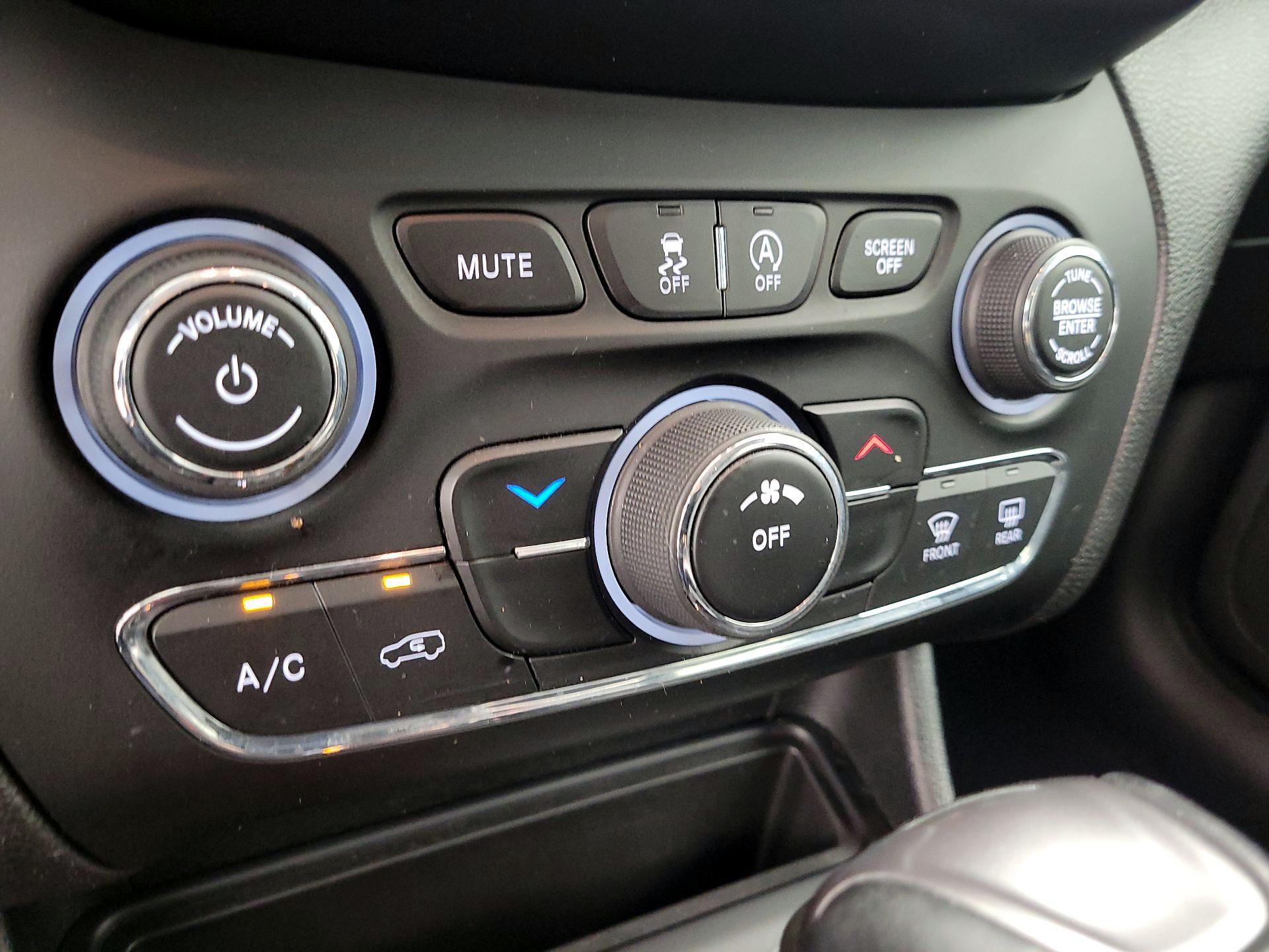 Thumbnail: 2021 Jeep Cherokee - 16