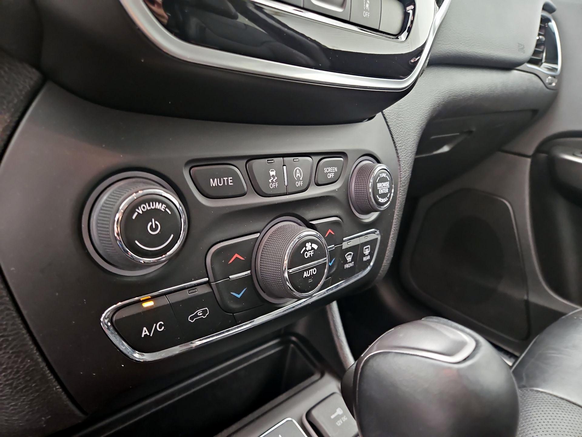 Thumbnail: 2020 Jeep Cherokee - 16