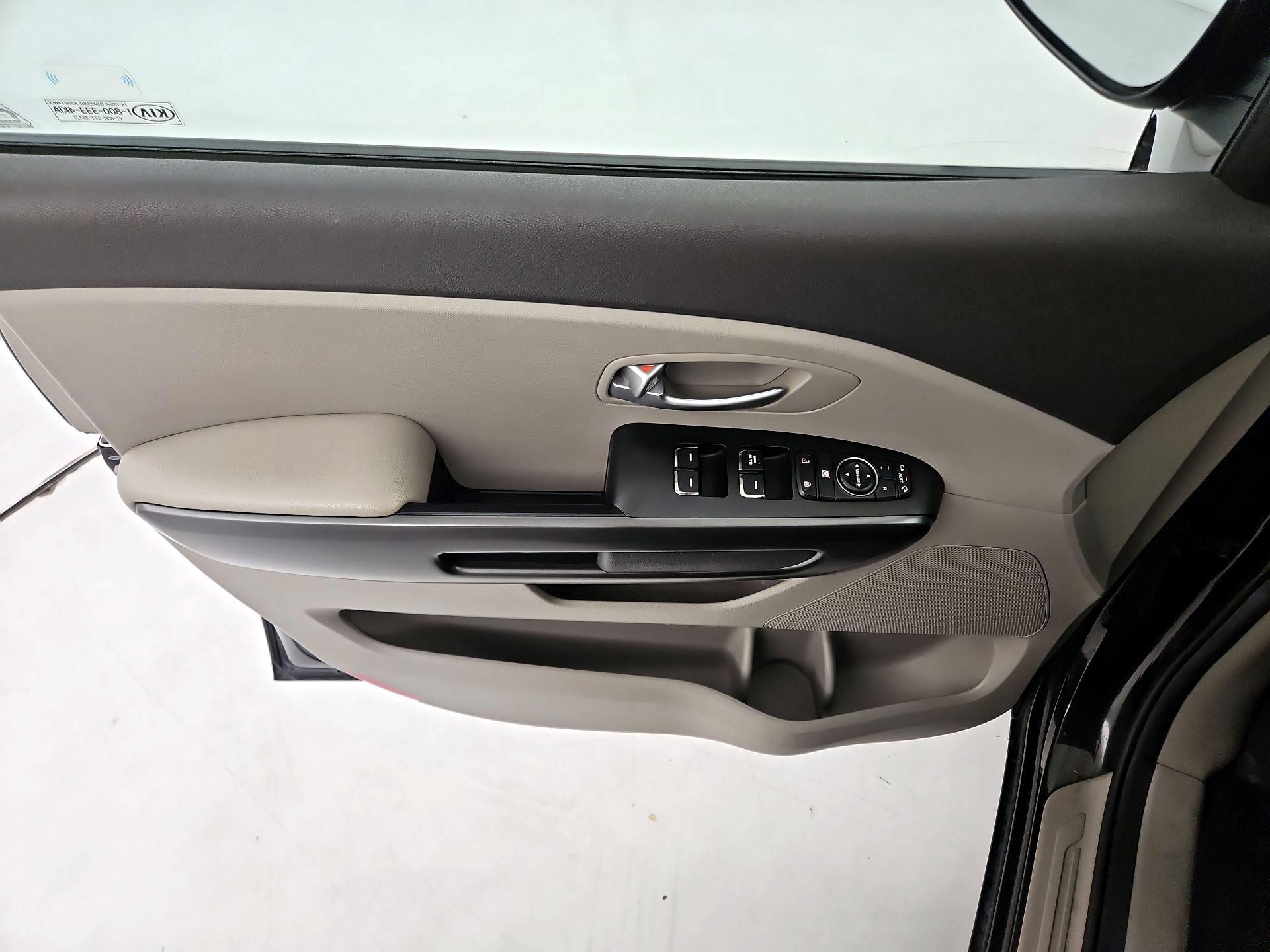 Thumbnail: 2017 Kia Sedona - 12