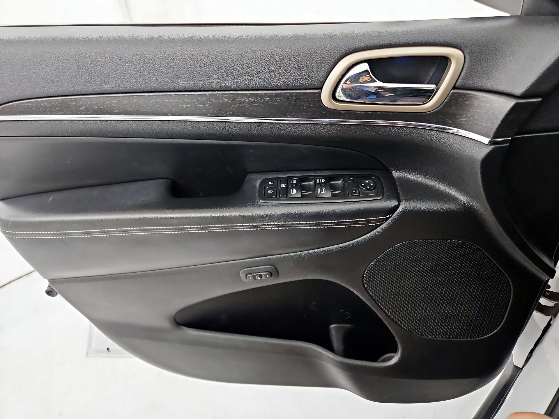 Thumbnail: 2015 Jeep Grand Cherokee - 12