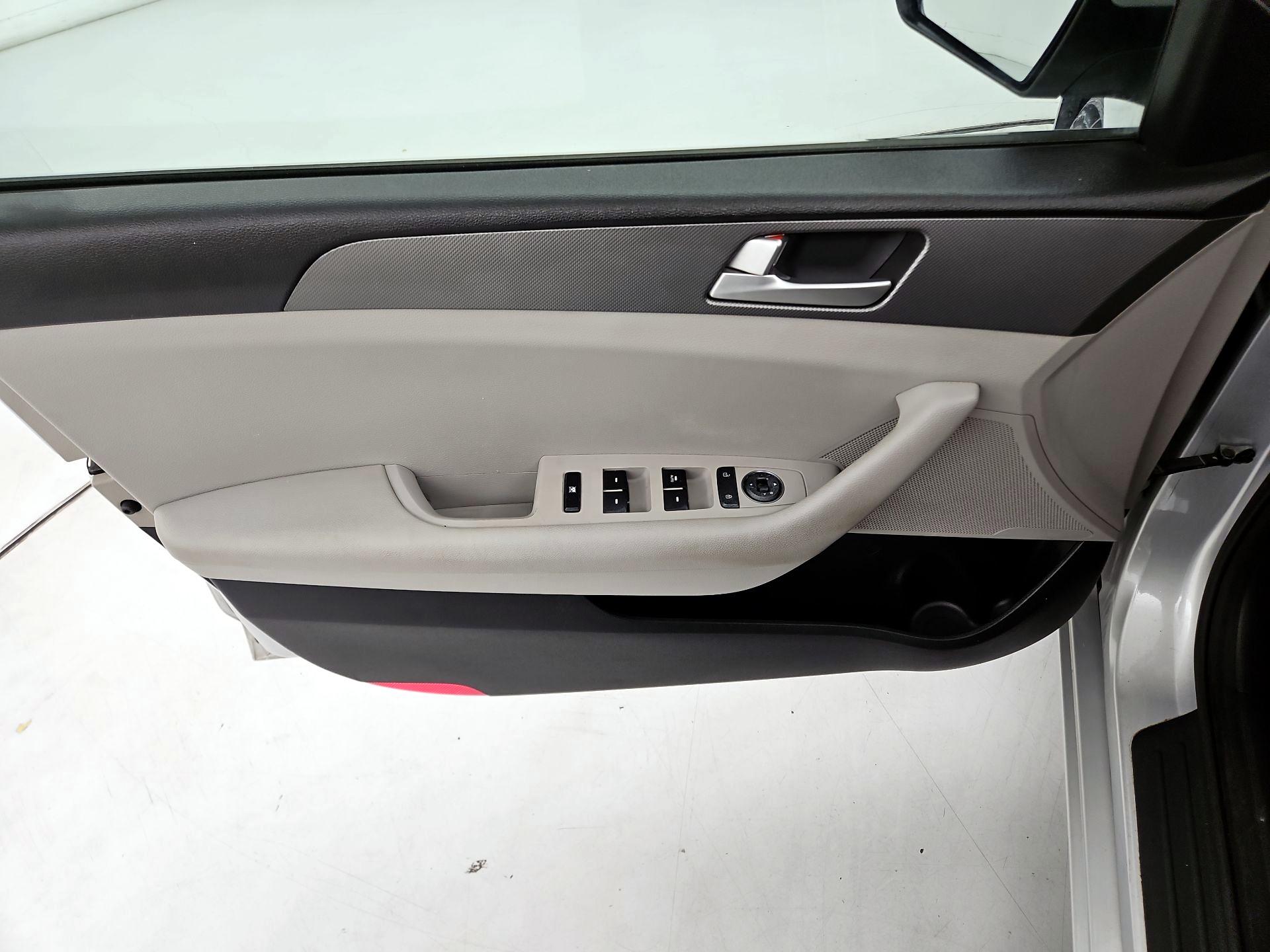 Thumbnail: 2015 Hyundai Sonata - 12