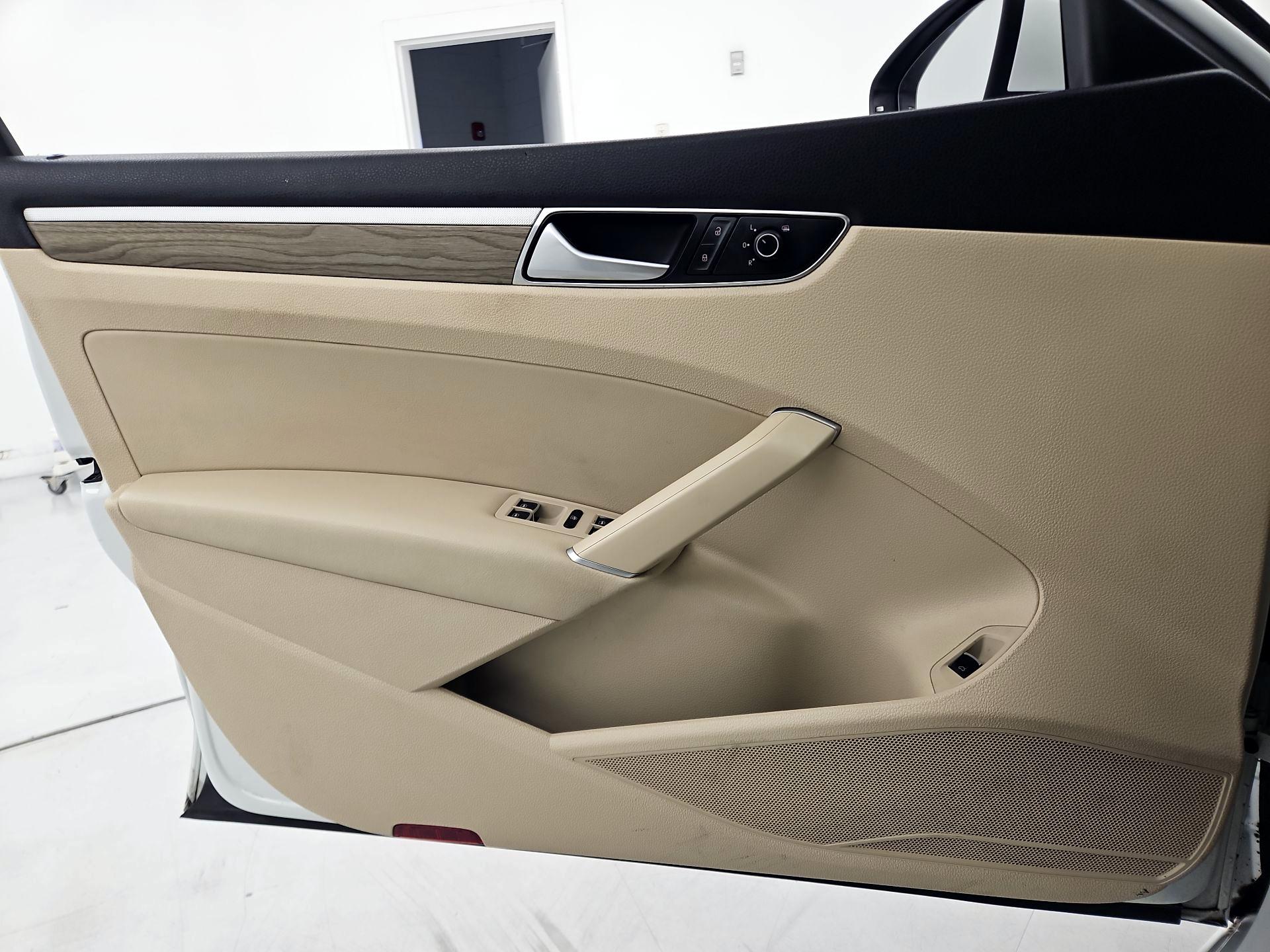 Thumbnail: 2016 Volkswagen Passat - 12