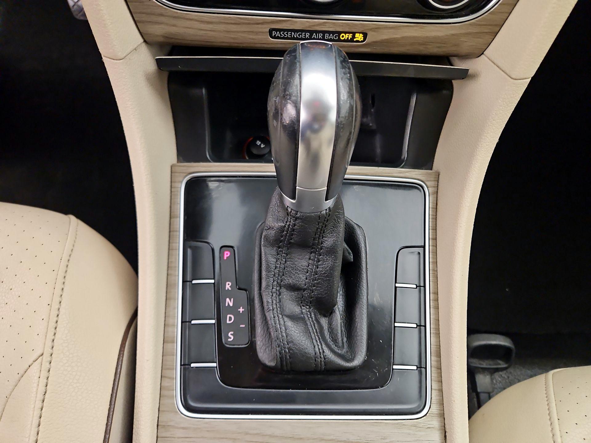 Thumbnail: 2016 Volkswagen Passat - 15