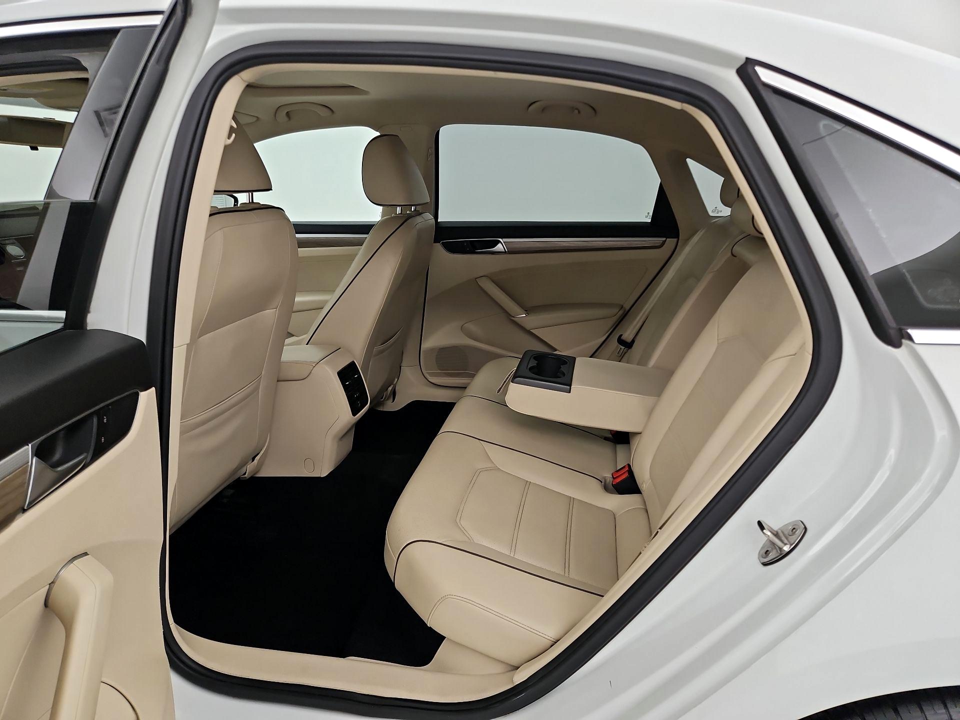 Thumbnail: 2016 Volkswagen Passat - 16