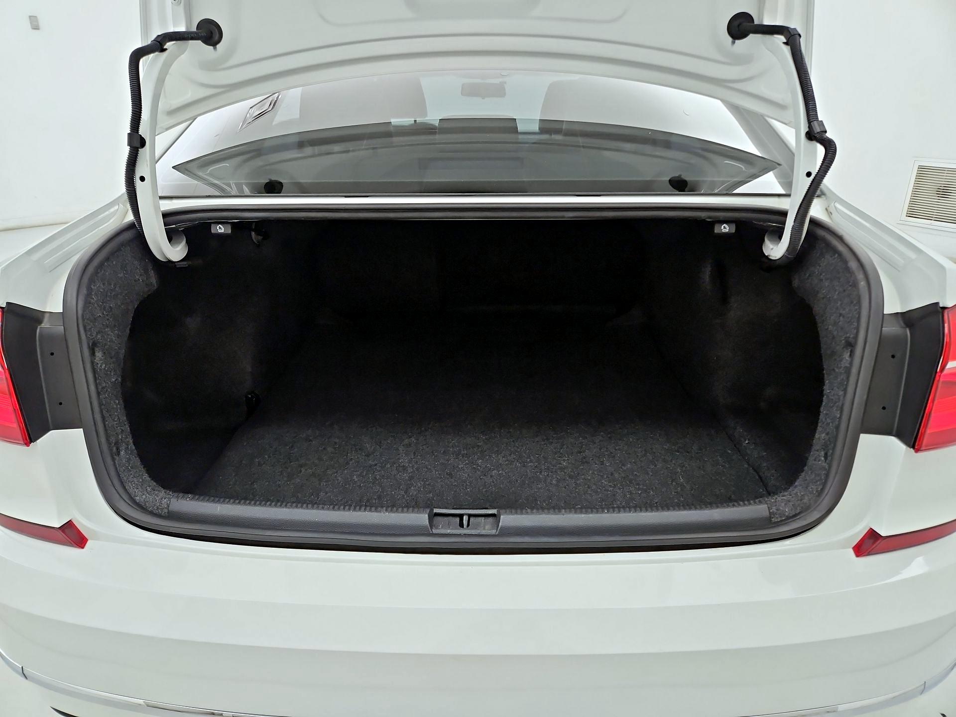 Thumbnail: 2016 Volkswagen Passat - 17