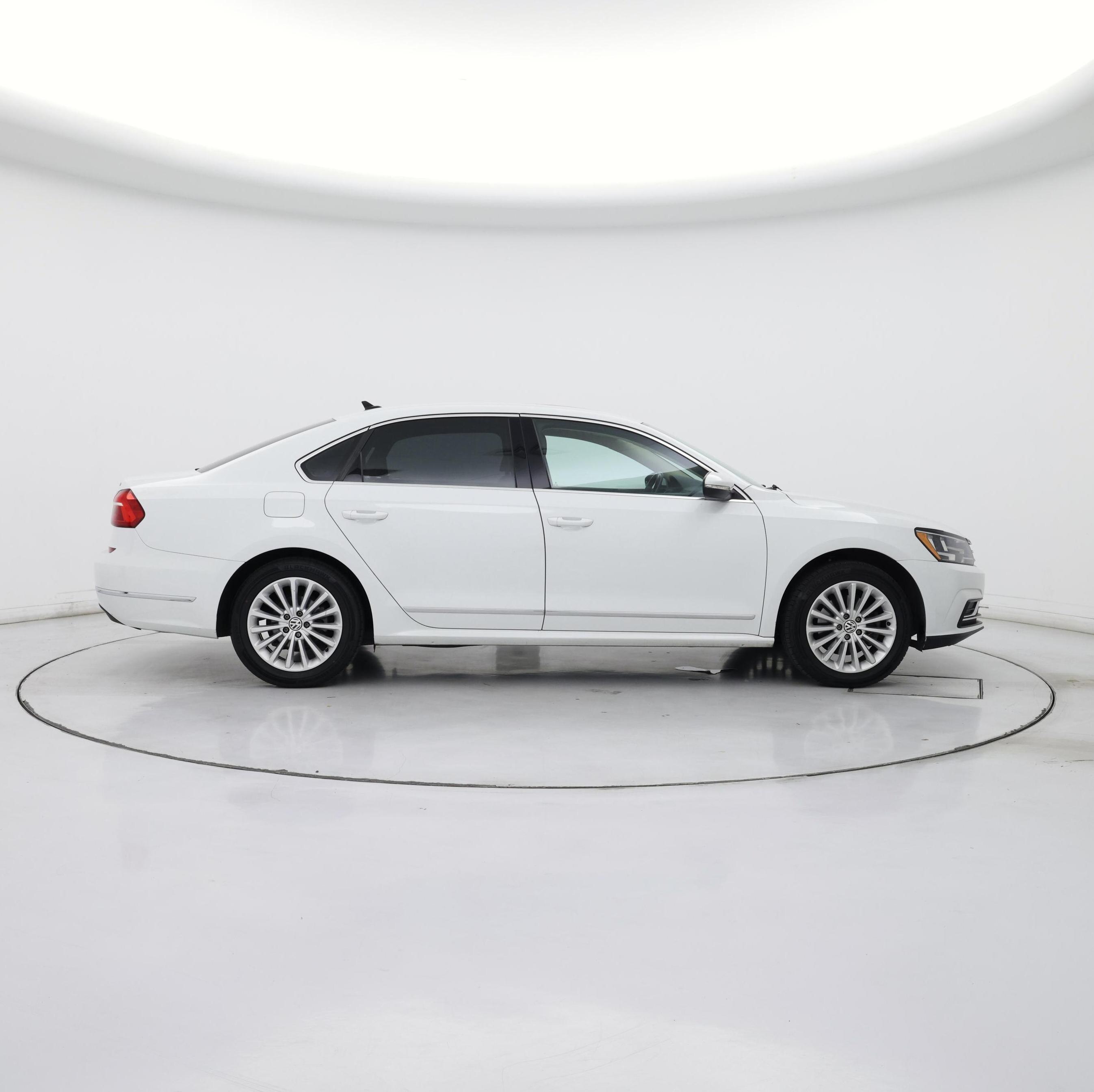 Thumbnail: 2016 Volkswagen Passat - 7