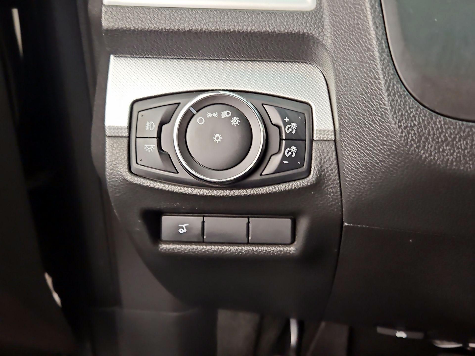 Thumbnail: 2015 Ford Explorer - 13