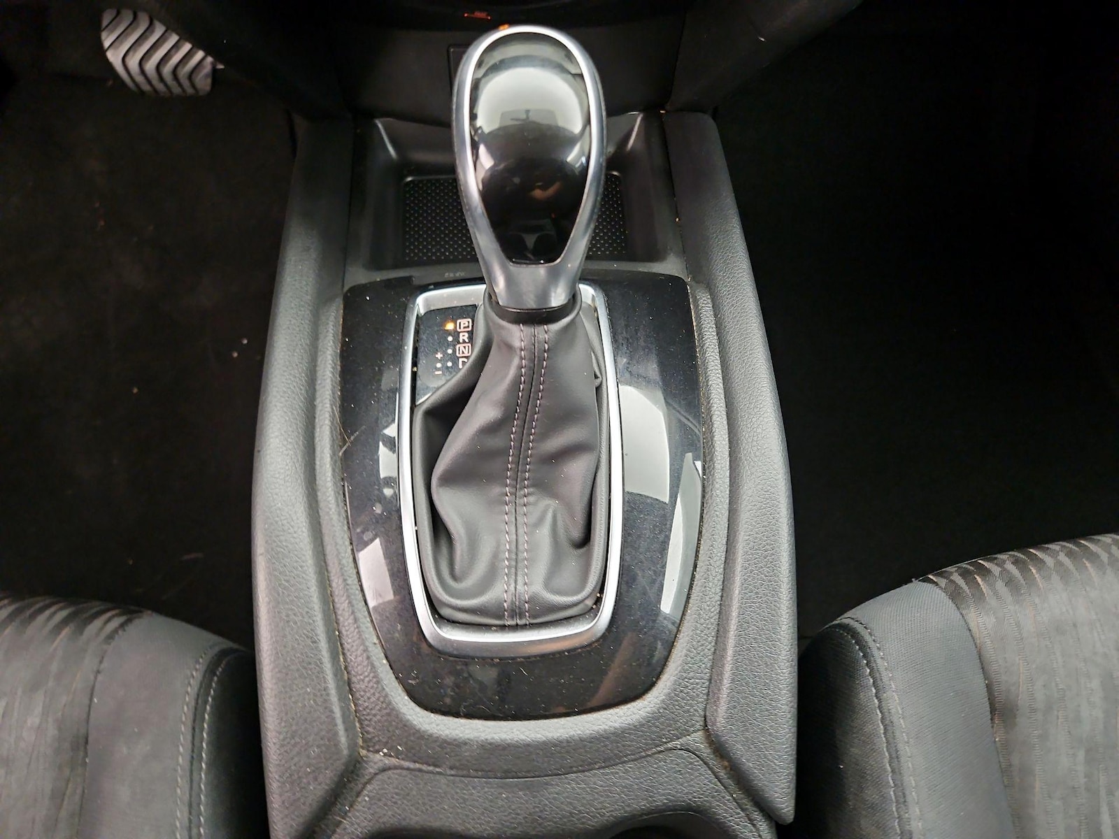 2017 Nissan Rogue SV - Photo 18