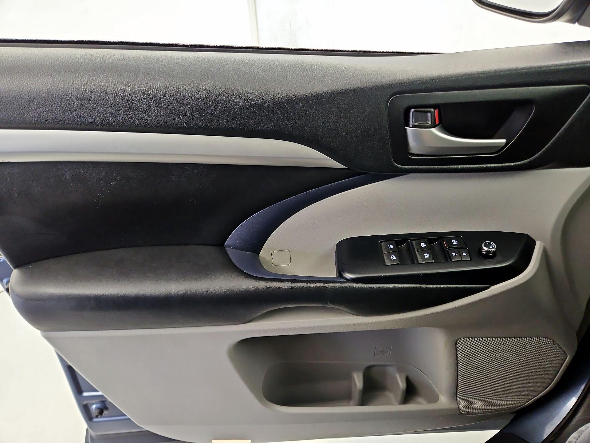Thumbnail: 2019 Toyota Highlander - 12
