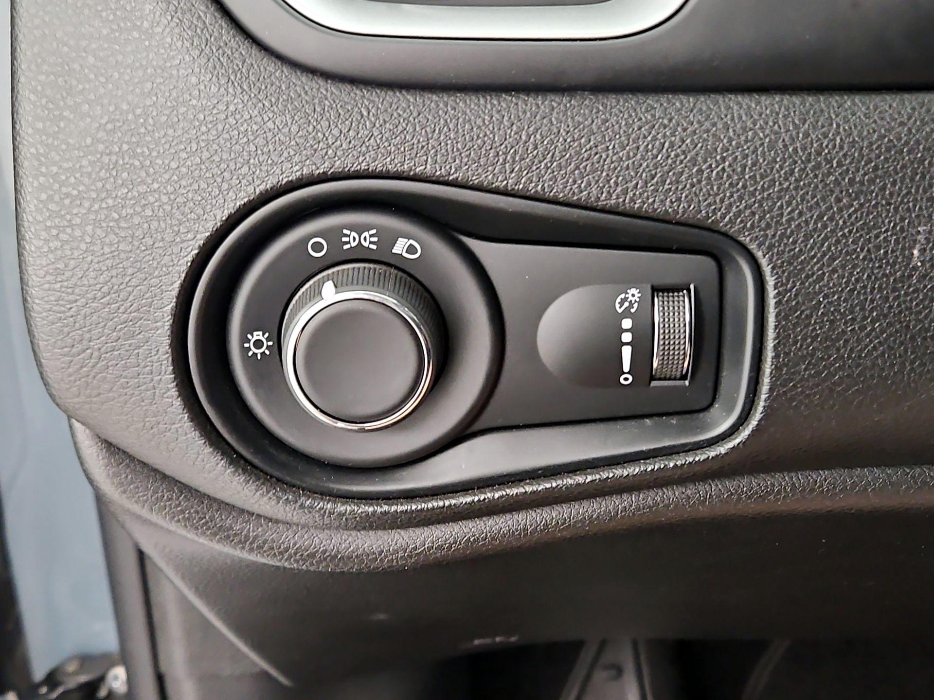 Thumbnail: 2018 Jeep Renegade - 13