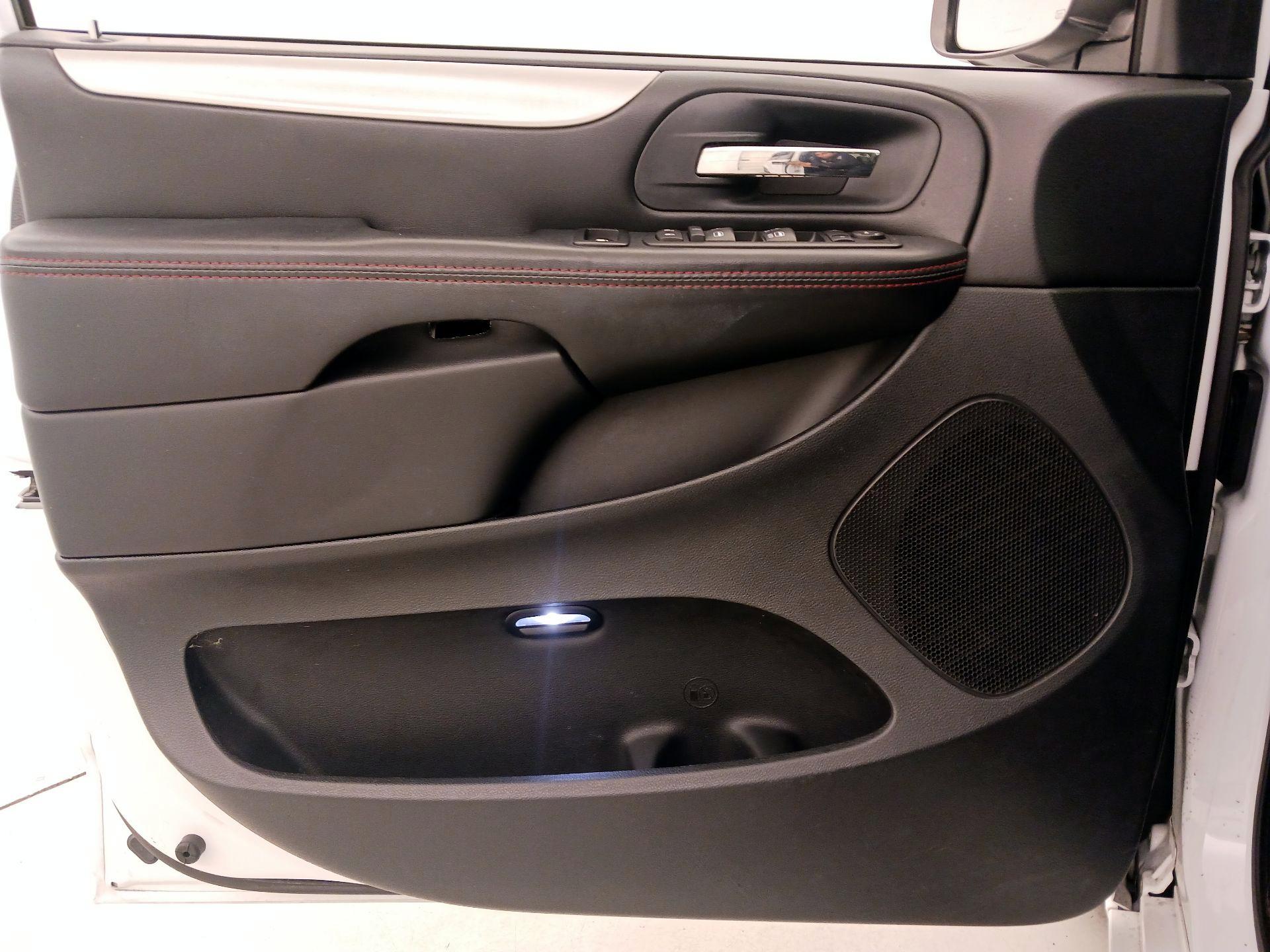 Thumbnail: 2016 Dodge Grand Caravan - 12