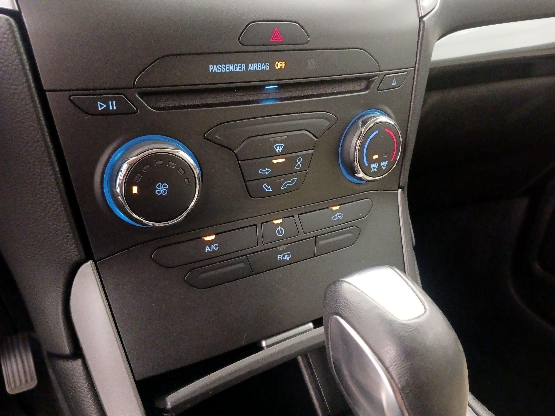 Thumbnail: 2016 Ford Edge - 16