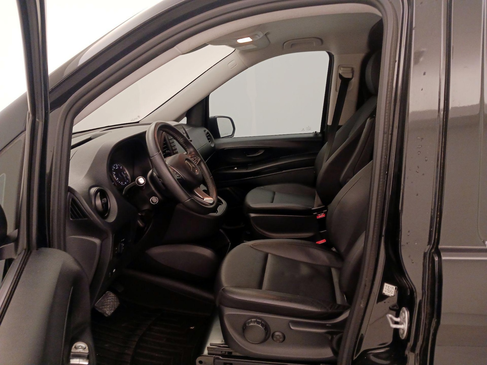 Side Airbags & Leatherette Seats
