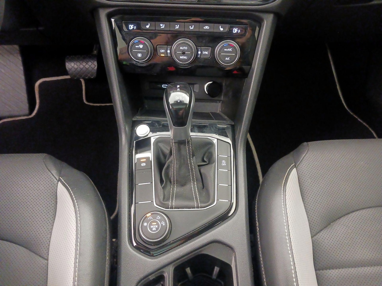 2023 Volkswagen Taos SEL - Photo 18